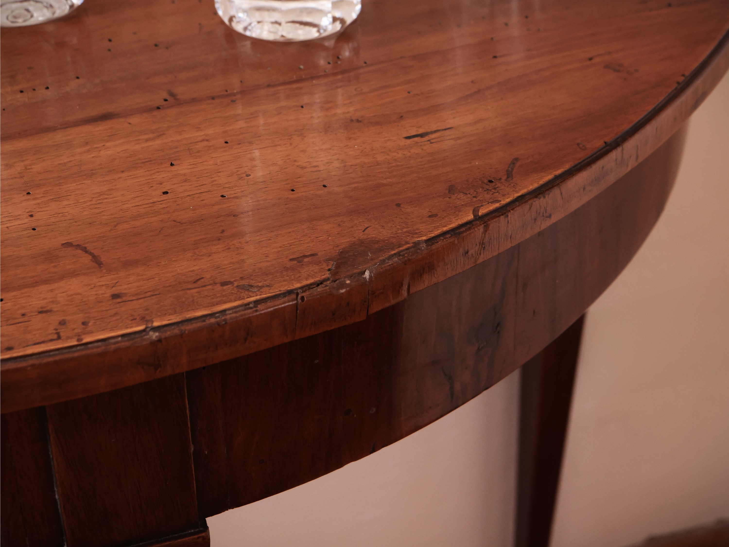 Coppia di Piccole Console a Mezzaluna in Noce