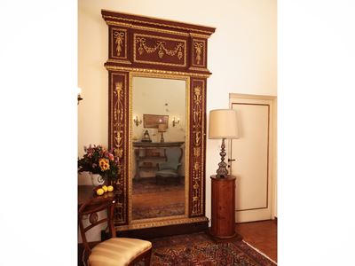 Grande Specchiera in Legno Tinto Rosso Pompeiano e Lumeggiata in Oro