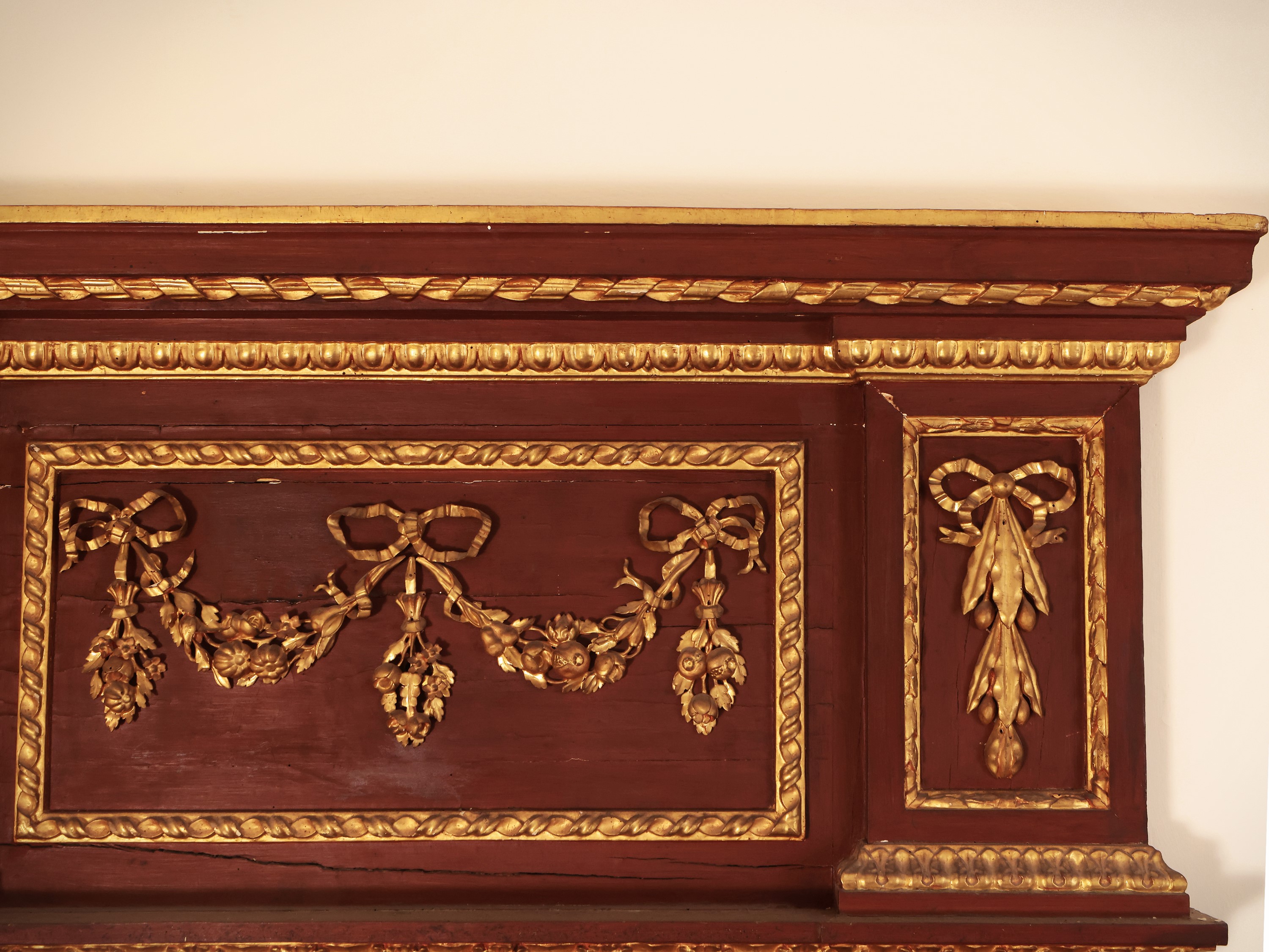 Grande Specchiera in Legno Tinto Rosso Pompeiano e Lumeggiata in Oro