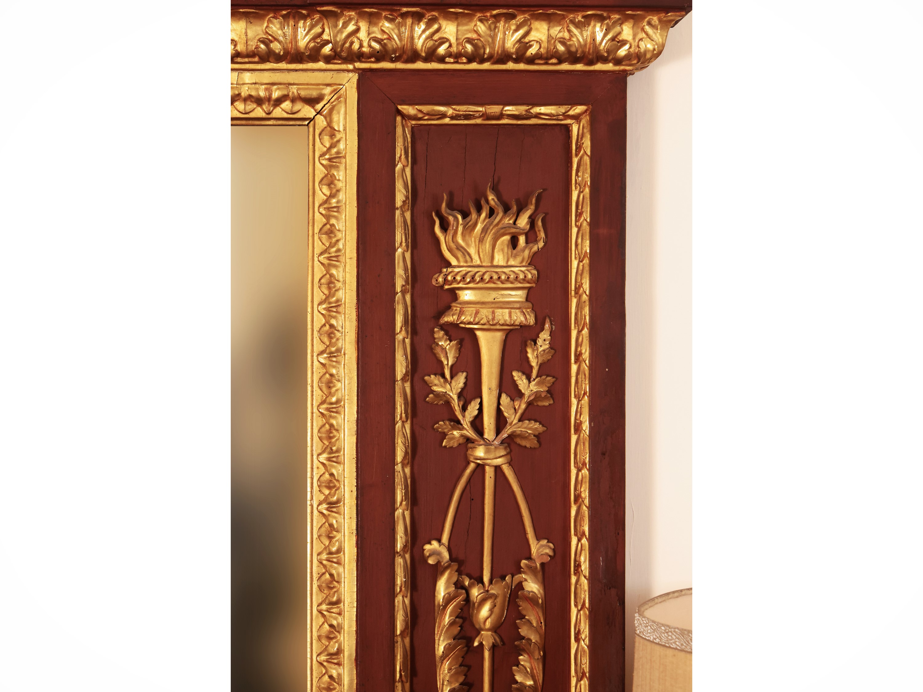 Grande Specchiera in Legno Tinto Rosso Pompeiano e Lumeggiata in Oro