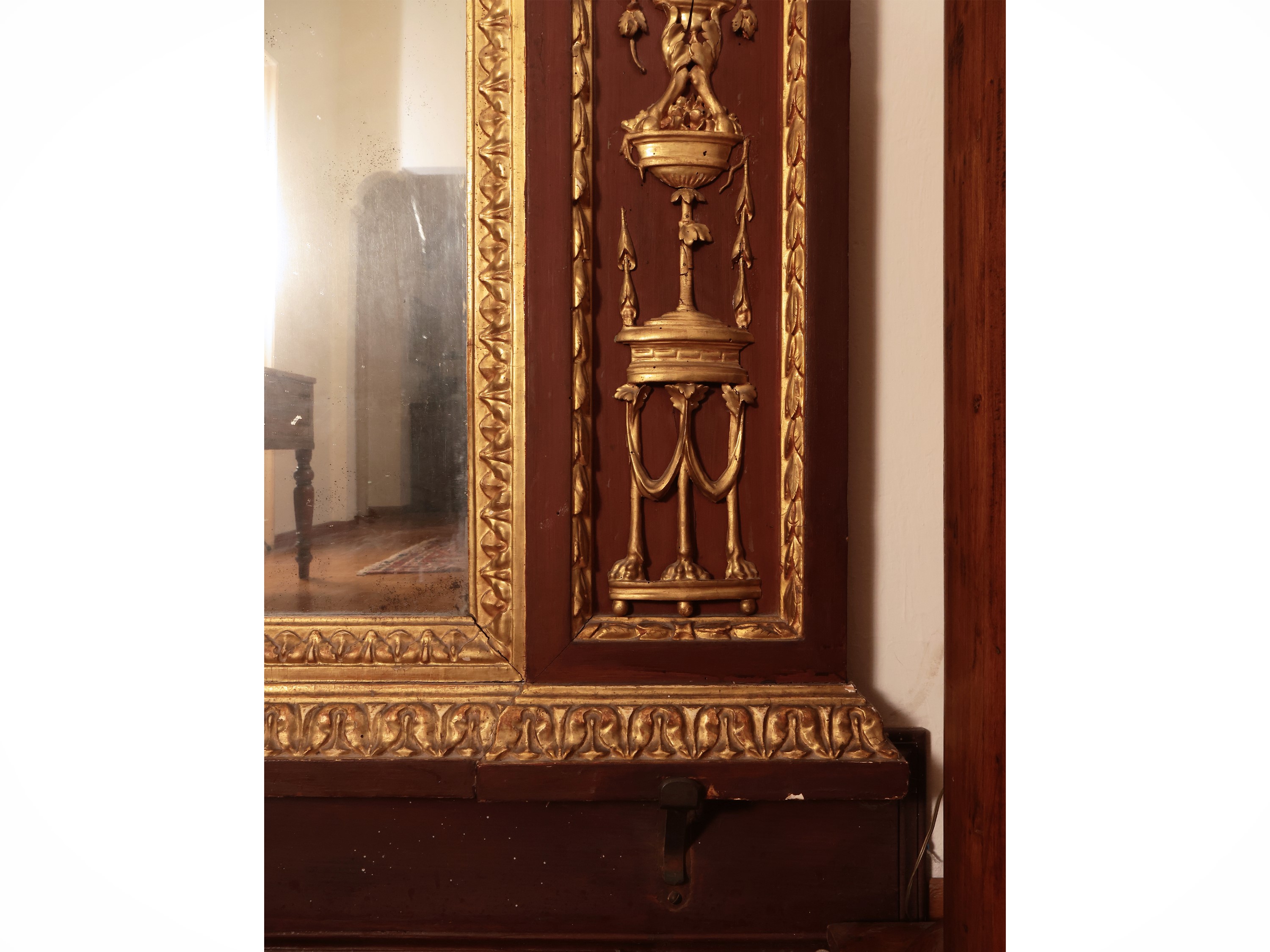 Grande Specchiera in Legno Tinto Rosso Pompeiano e Lumeggiata in Oro