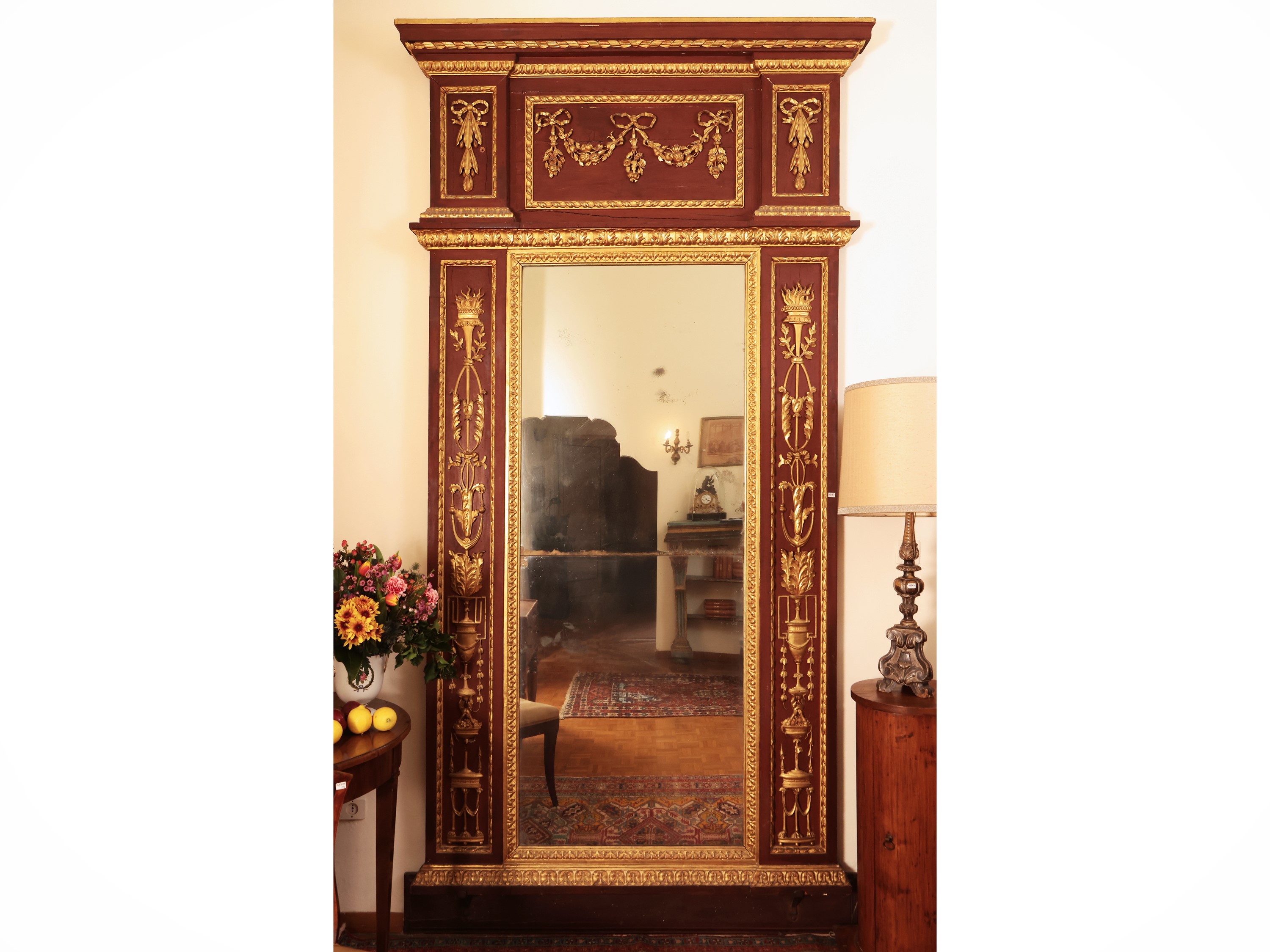 Grande Specchiera in Legno Tinto Rosso Pompeiano e Lumeggiata in Oro