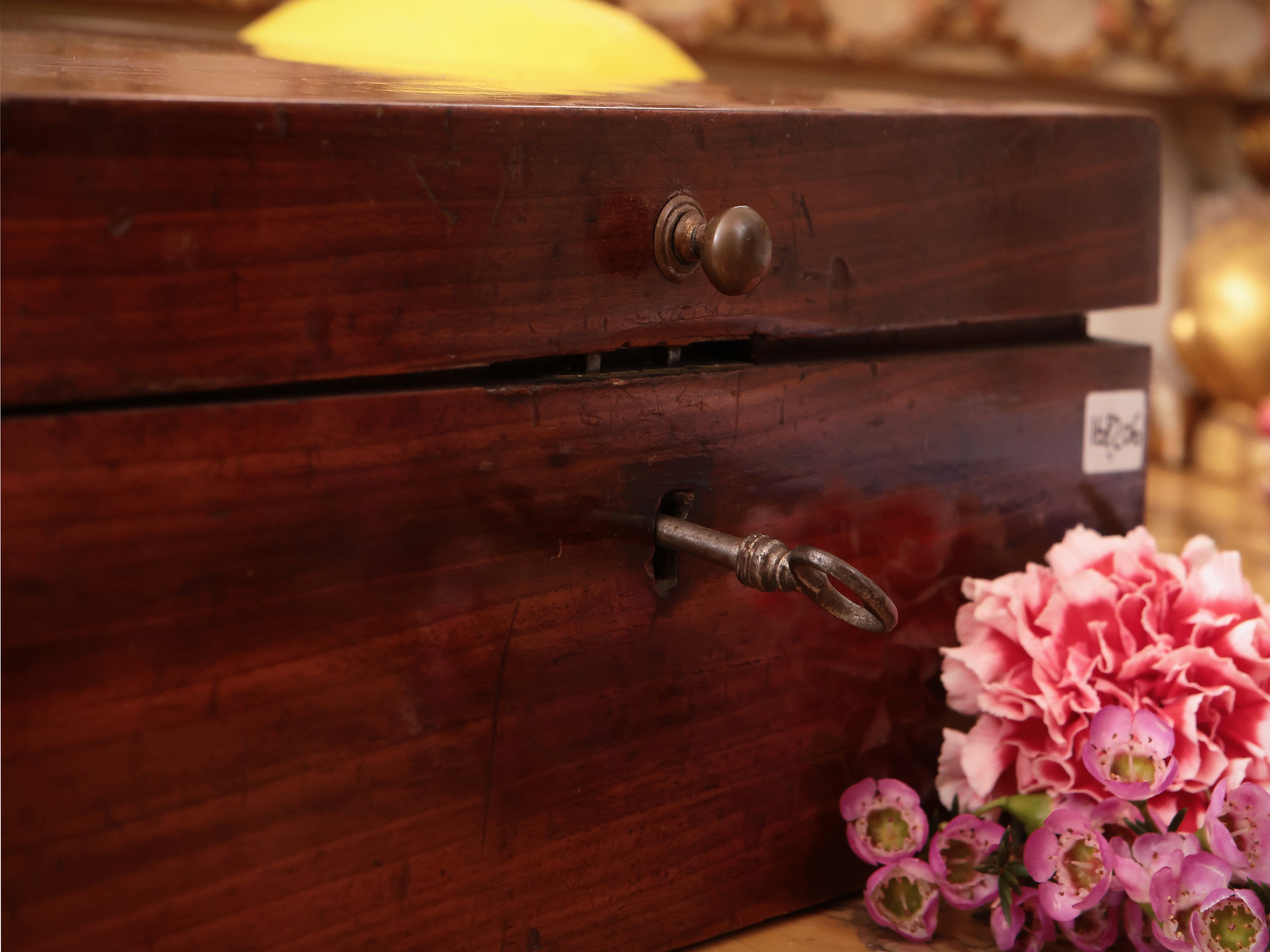 Scatola portalettere impiallacciata in noce