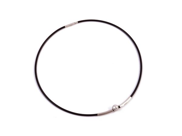 Bunz necklace in rubber with white gold element with diamond