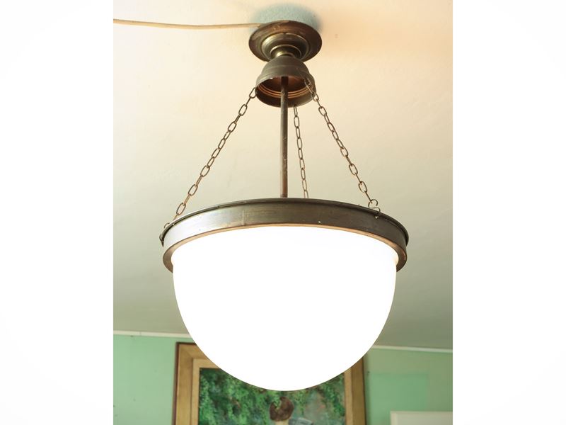 Lampadario a Semisfera in Vetro Lattimo Bianco e Metallo