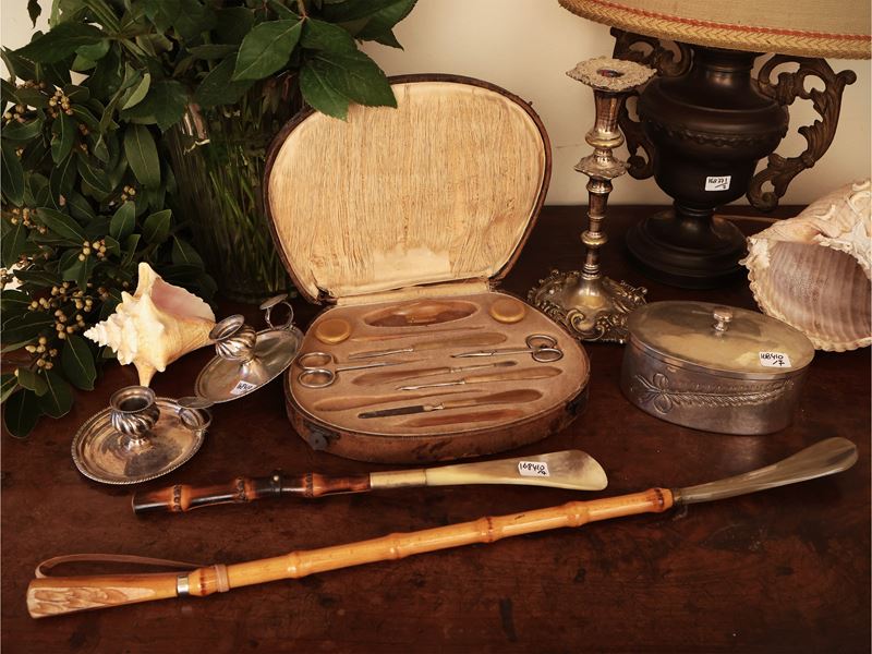 Accessori da toilette d'epoca, anche in argento