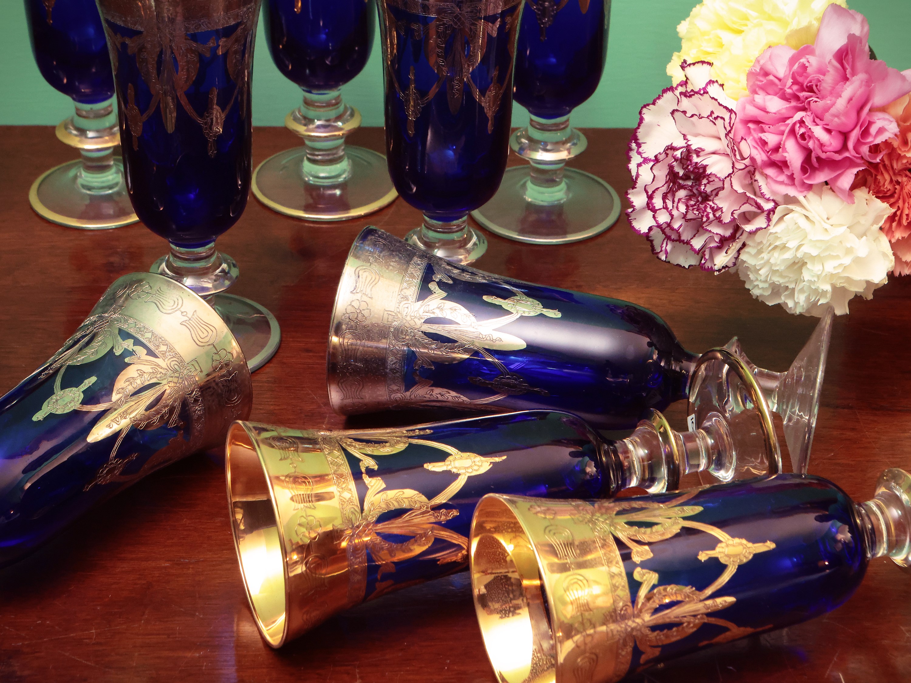 Serie di Dodici Flute in Vetro Blu