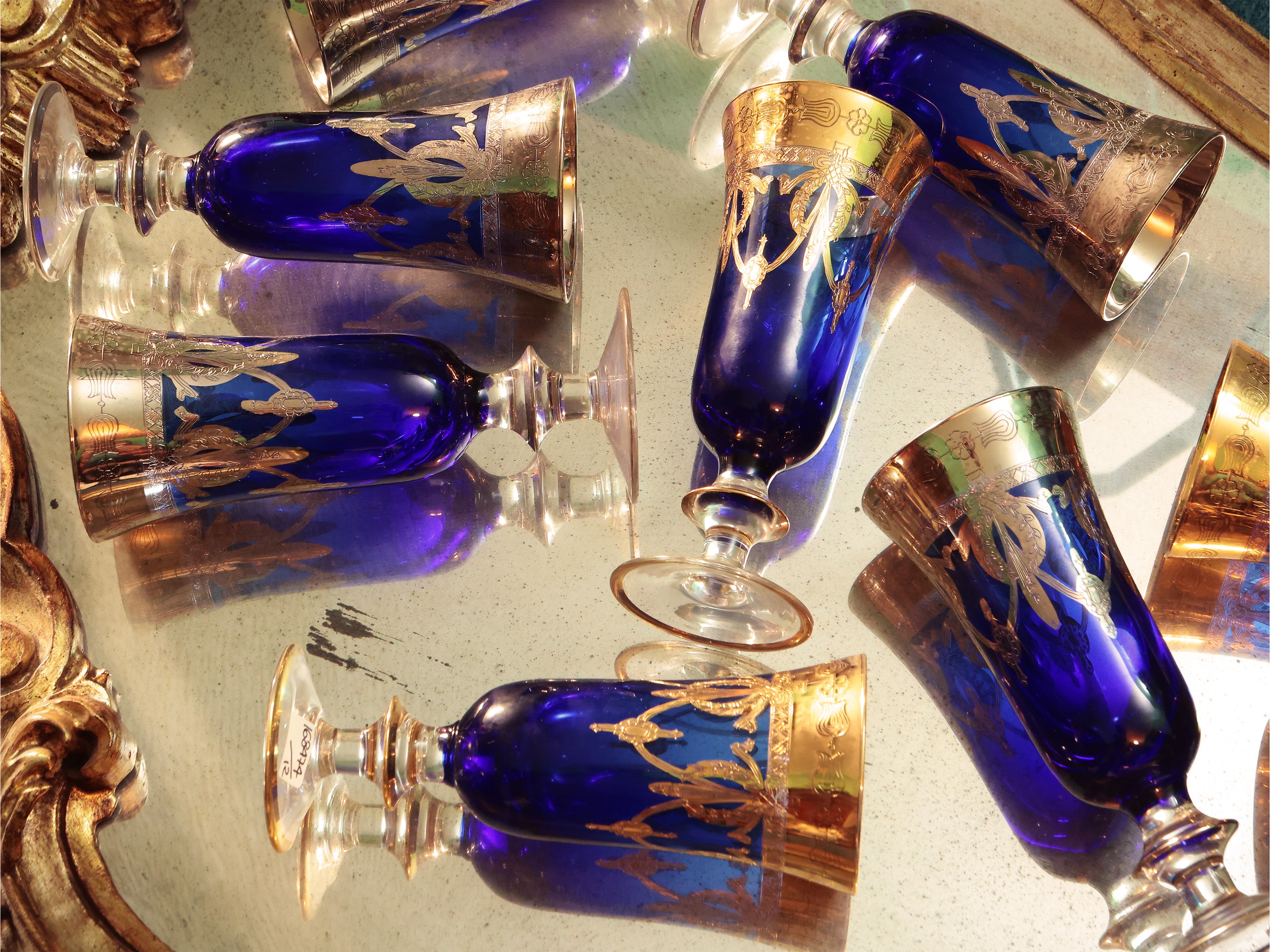 Serie di Dodici Flute in Vetro Blu