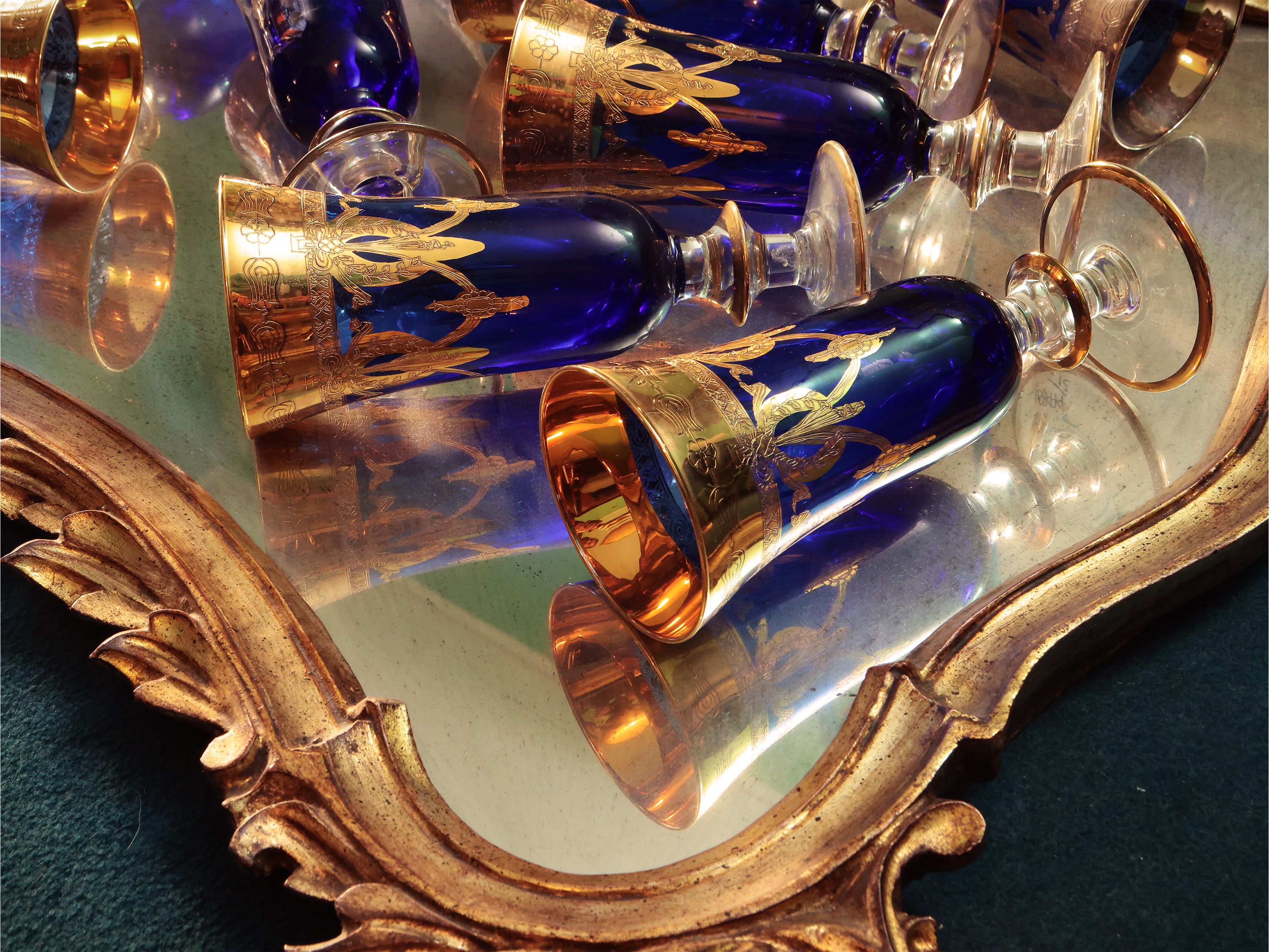 Serie di Dodici Flute in Vetro Blu