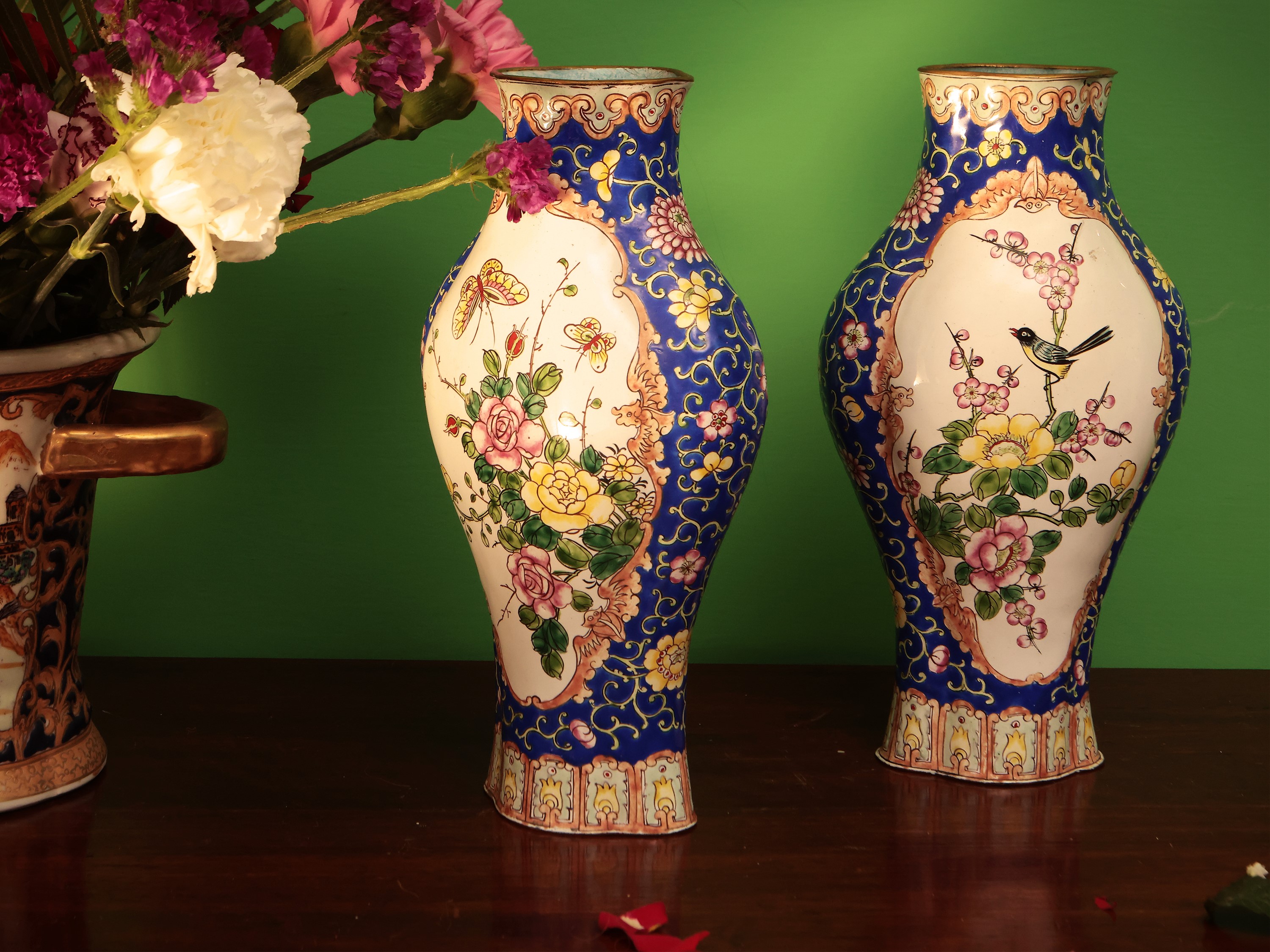 Coppia di Vasi in Smalto Cloisonné