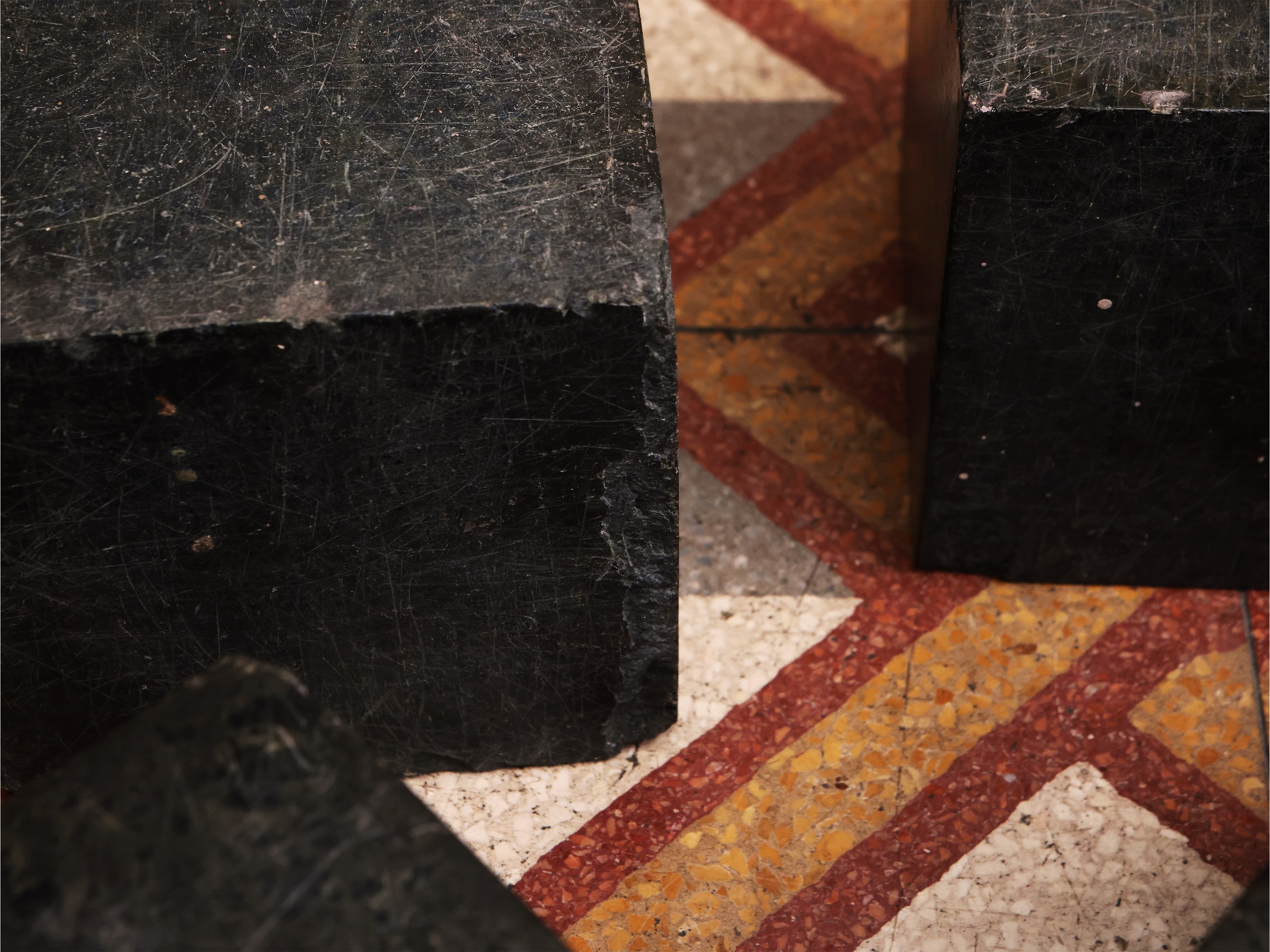 Cinque cubi in marmo verde di Prato