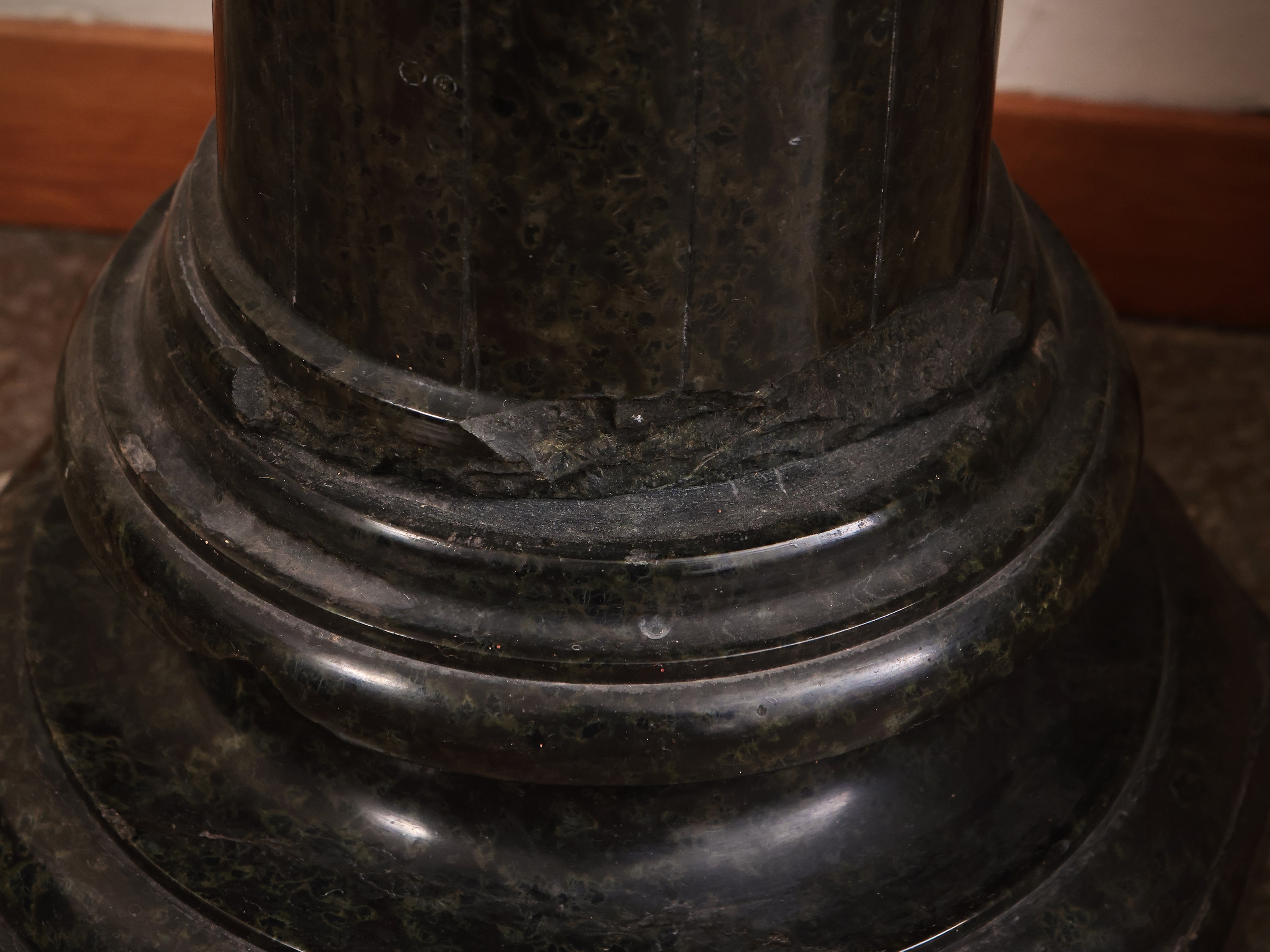 Colonna per Sculture in Marmo Verde di Prato