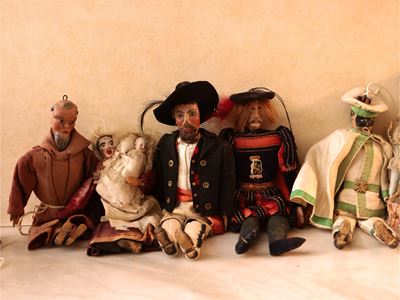 Gruppo di Nove Marionette in Legno Dipinto
