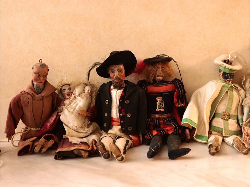 Gruppo di Nove Marionette in Legno Dipinto