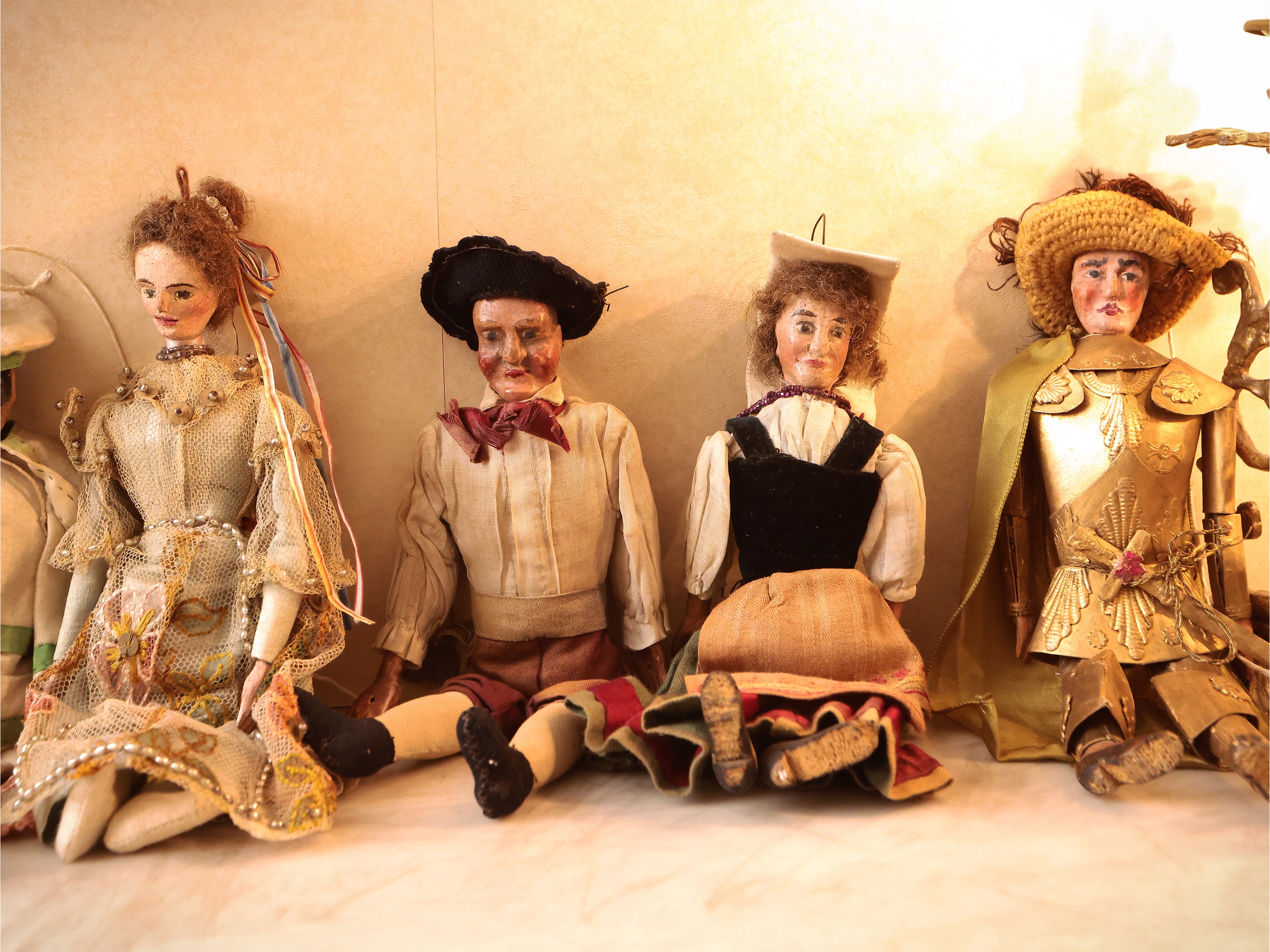 Gruppo di Nove Marionette in Legno Dipinto