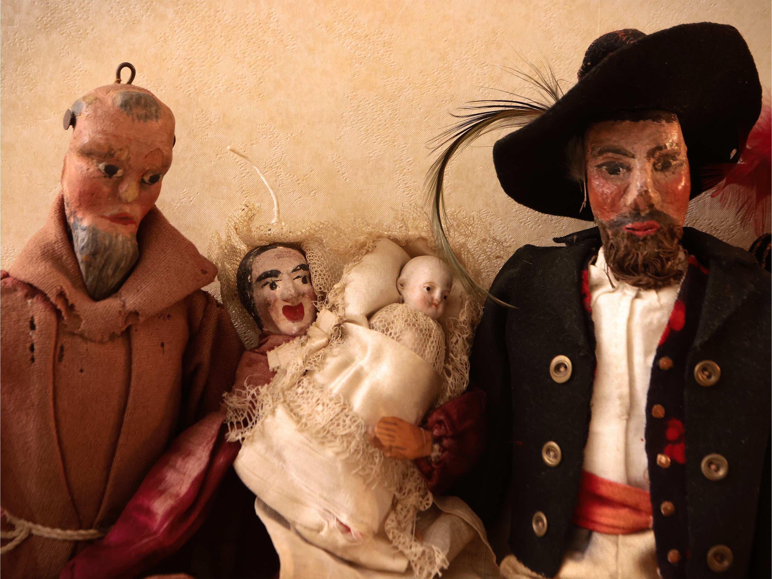 Gruppo di Nove Marionette in Legno Dipinto