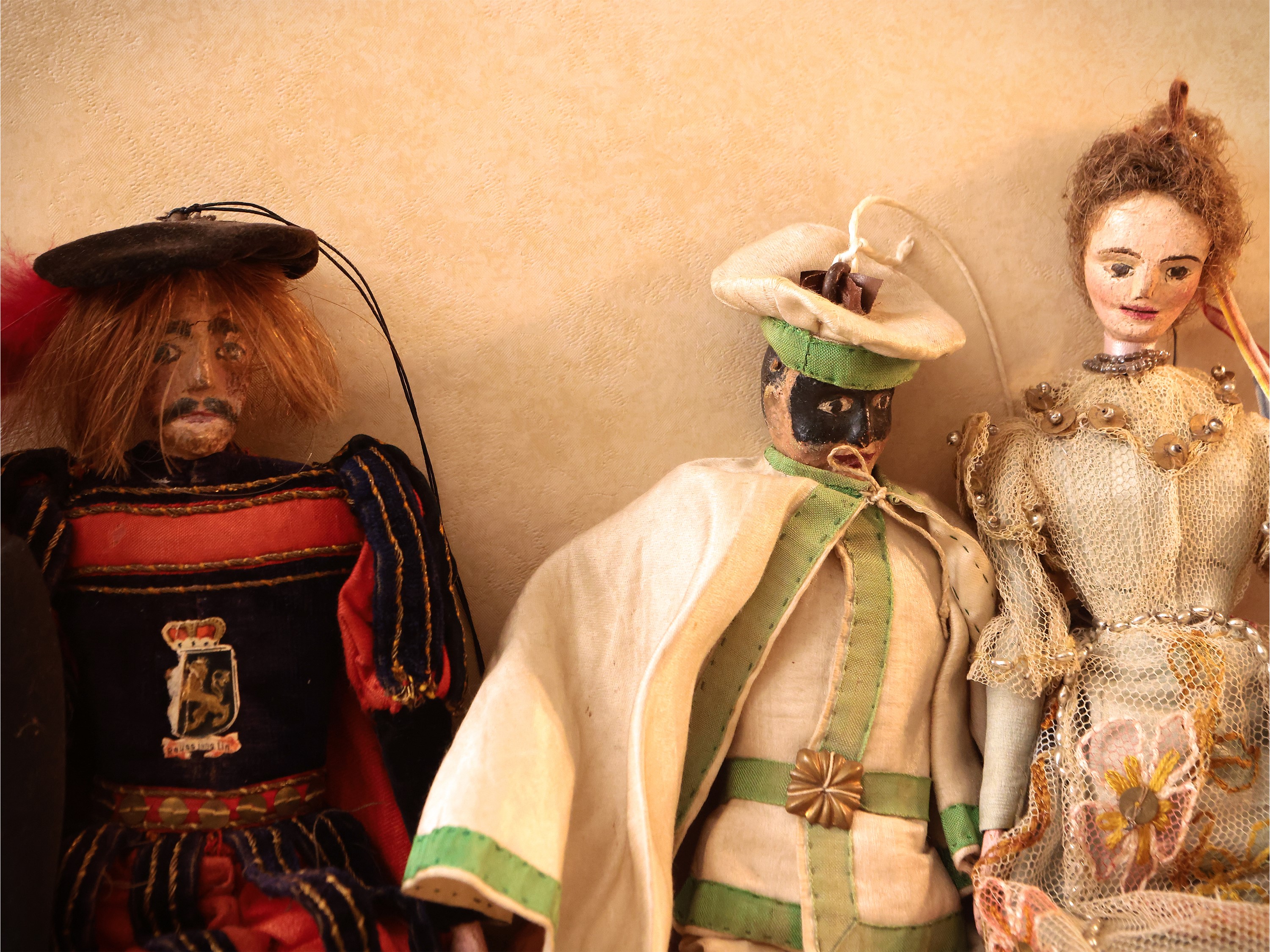 Gruppo di Nove Marionette in Legno Dipinto