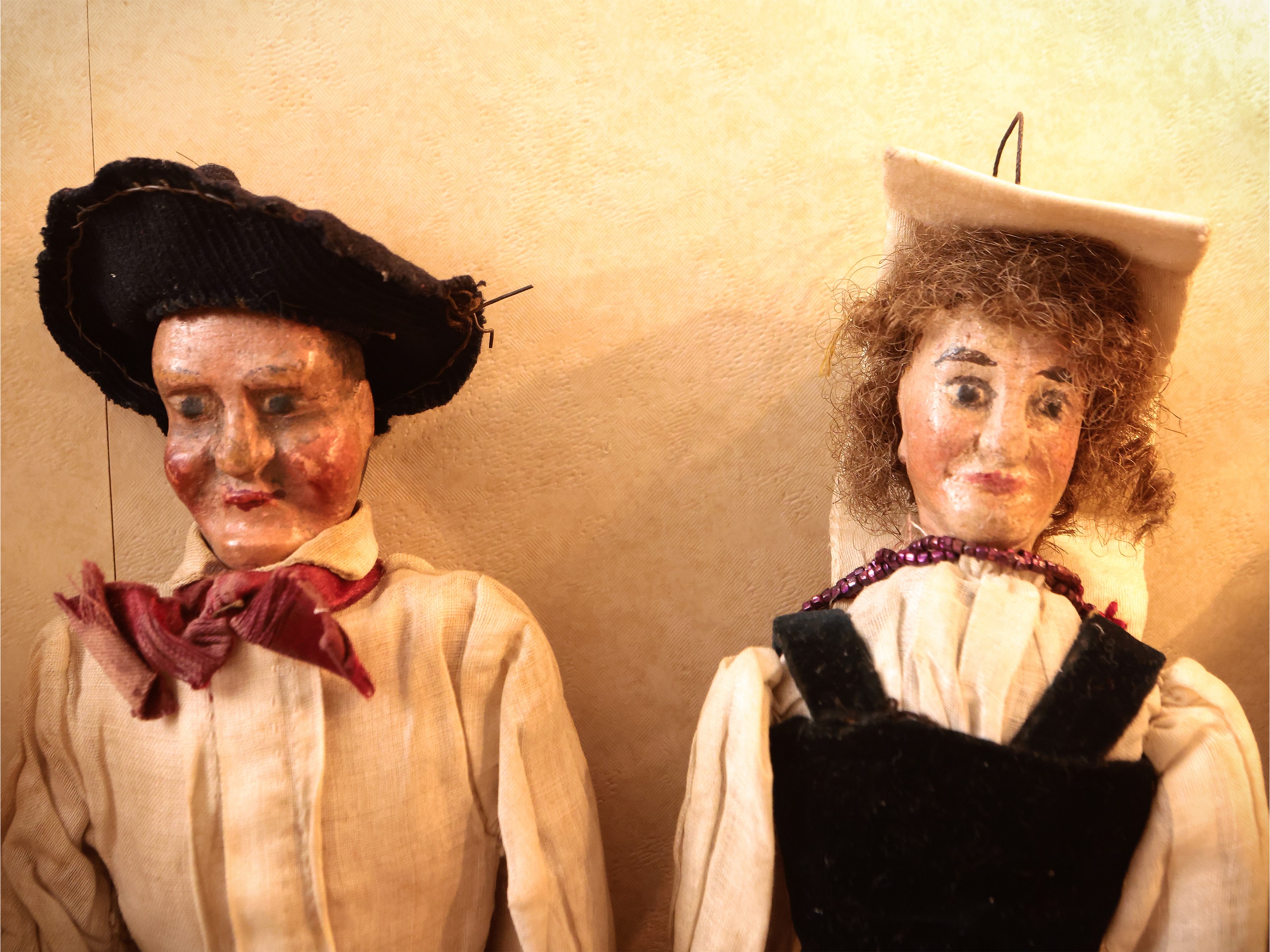 Gruppo di Nove Marionette in Legno Dipinto