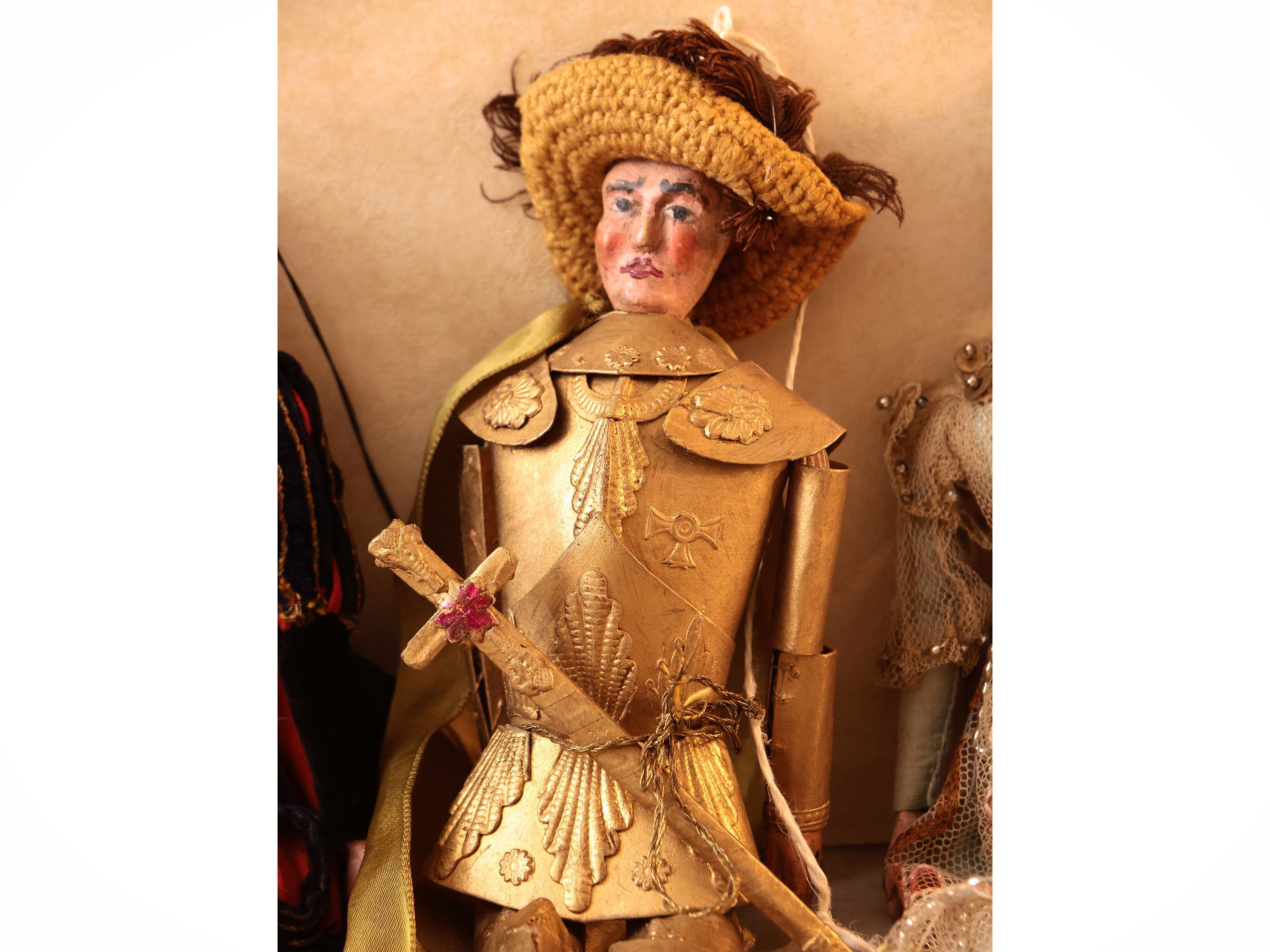 Gruppo di Nove Marionette in Legno Dipinto