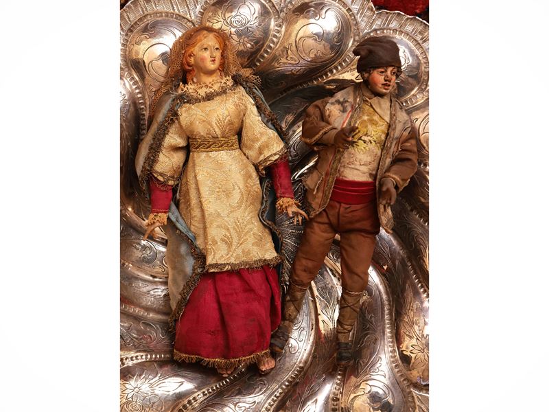 Due Personaggi da Presepe in Legno Dipinto