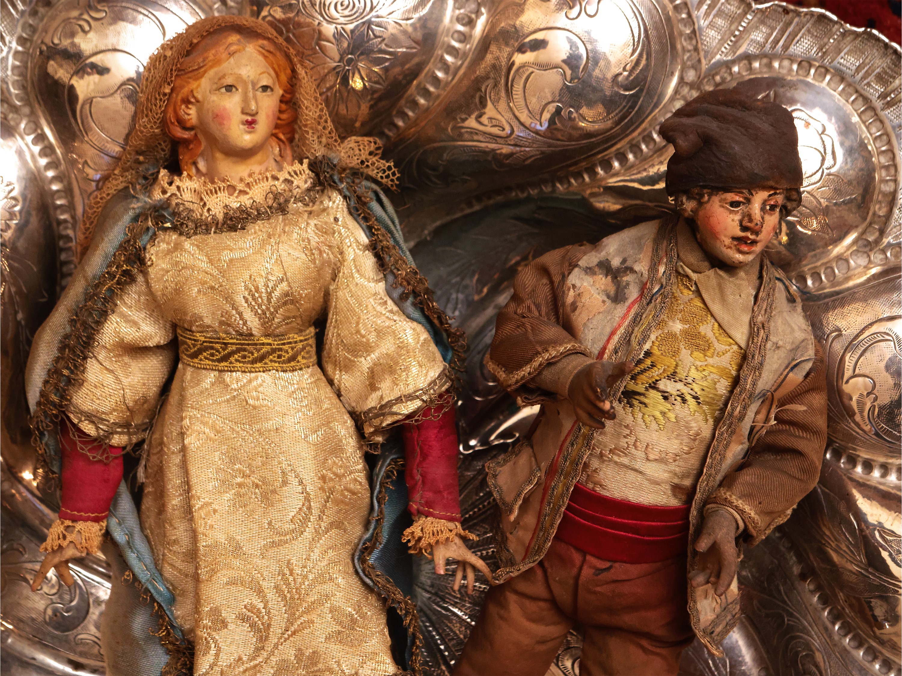 Due Personaggi da Presepe in Legno Dipinto