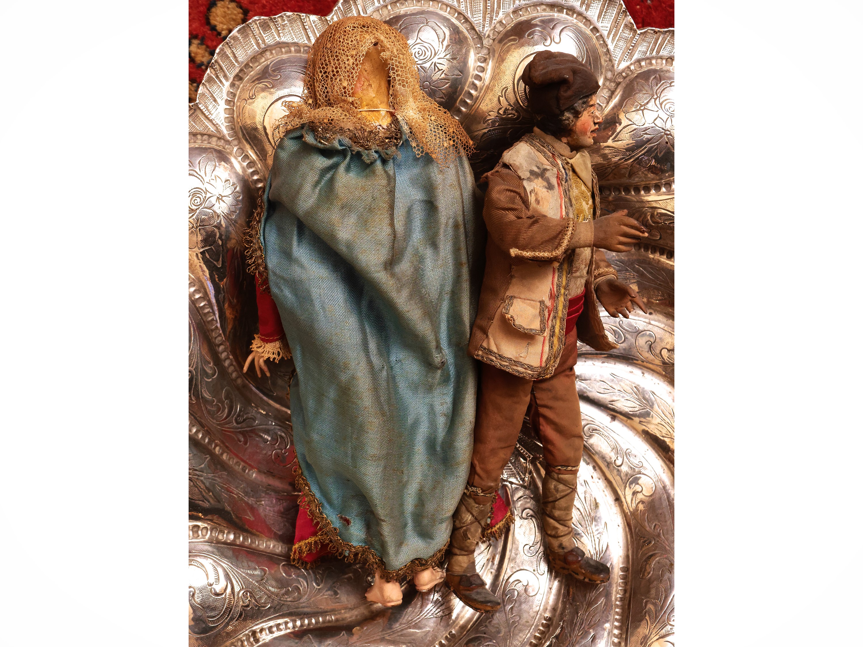 Due Personaggi da Presepe in Legno Dipinto