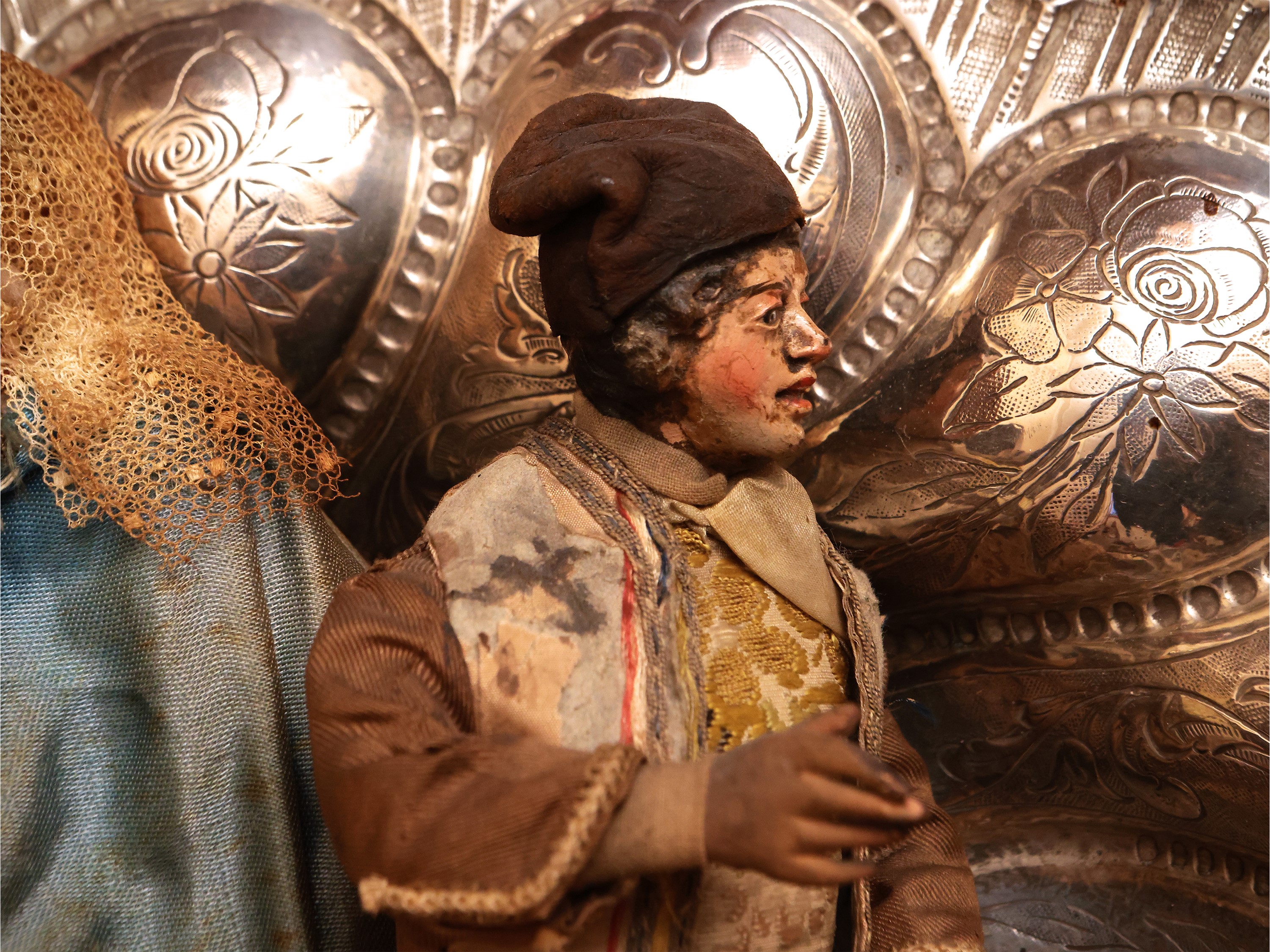 Due Personaggi da Presepe in Legno Dipinto