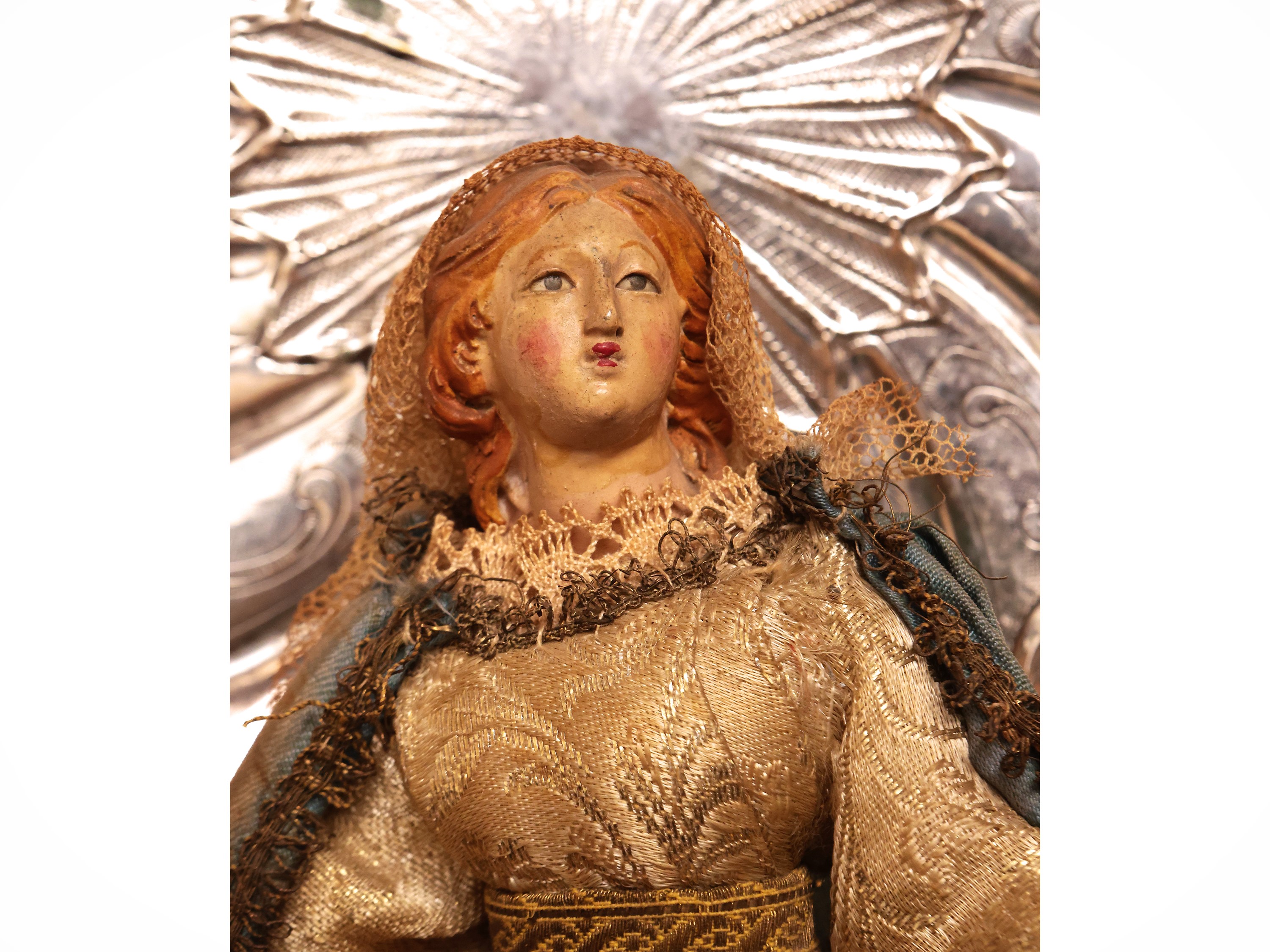 Due Personaggi da Presepe in Legno Dipinto