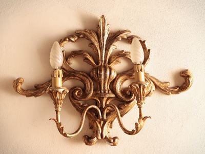 Coppia di Applique in Legno Intagliato e Dorato