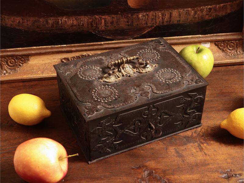 Piccolo scrigno da viaggio in ferro battuto