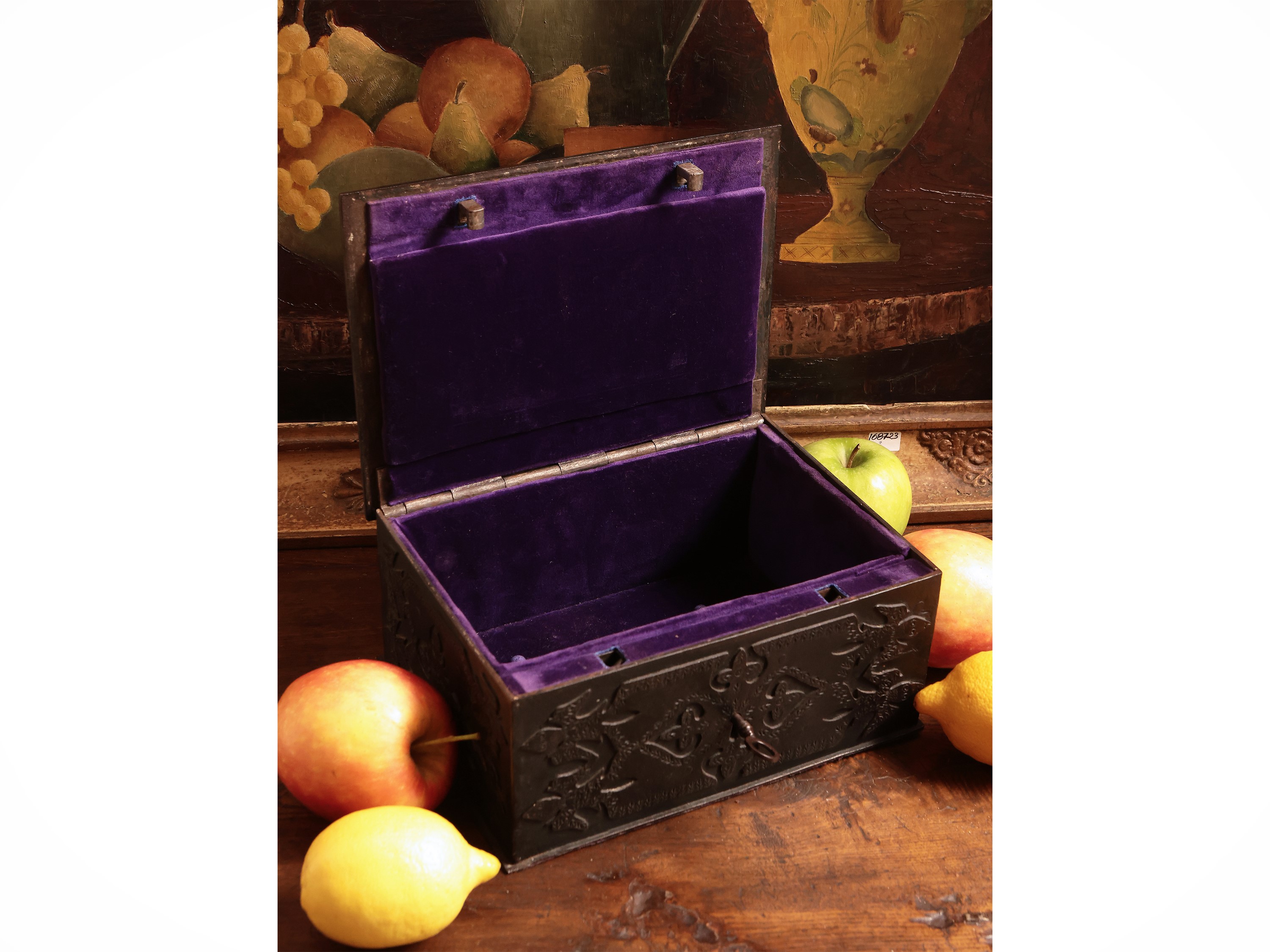 Piccolo scrigno da viaggio in ferro battuto