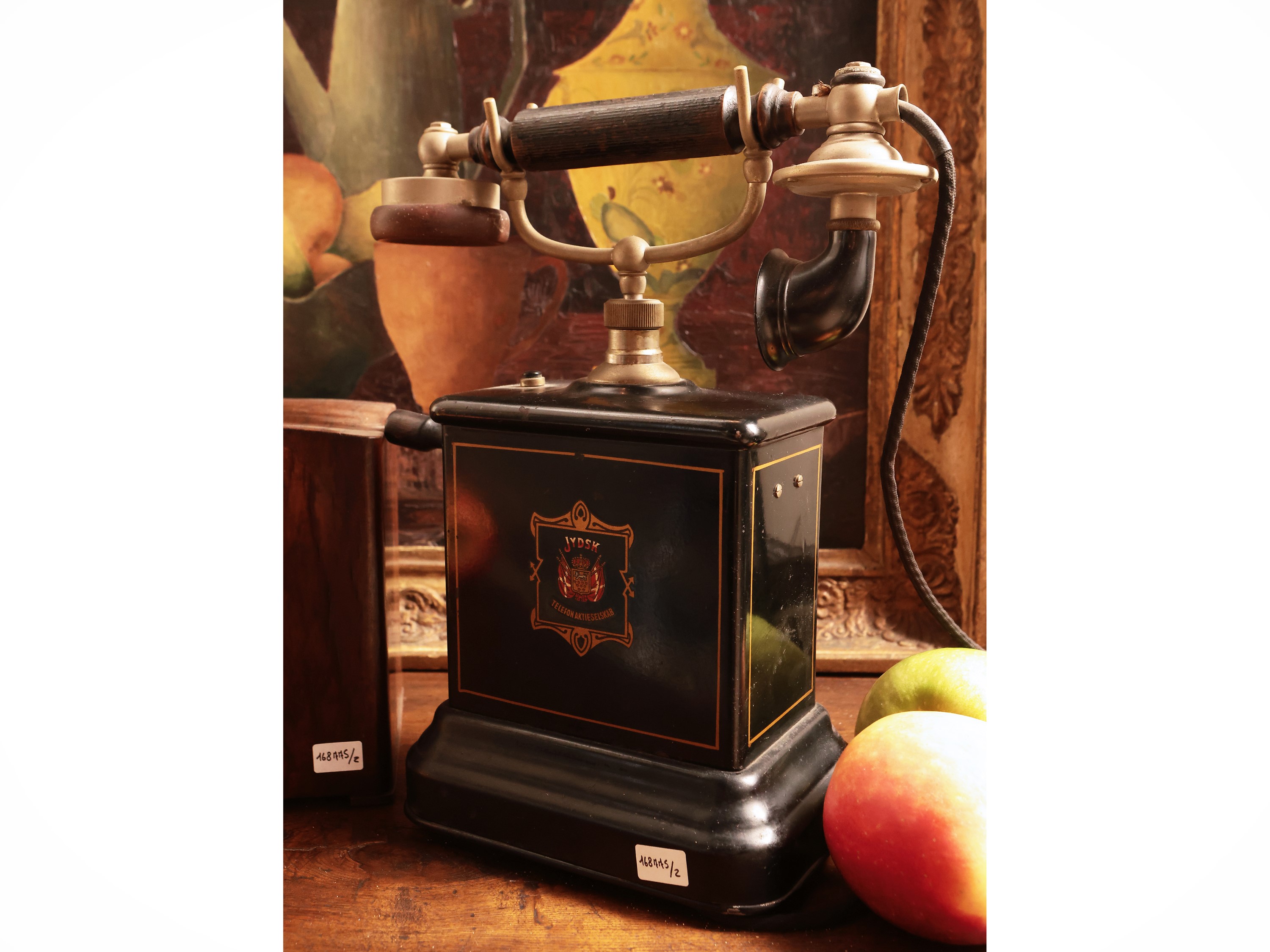 Due accessori d'epoca