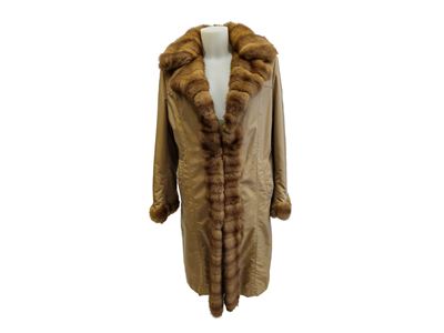 Impermeabile Beige con Collo, Polsi e Bordura in Pelliccia di Visone