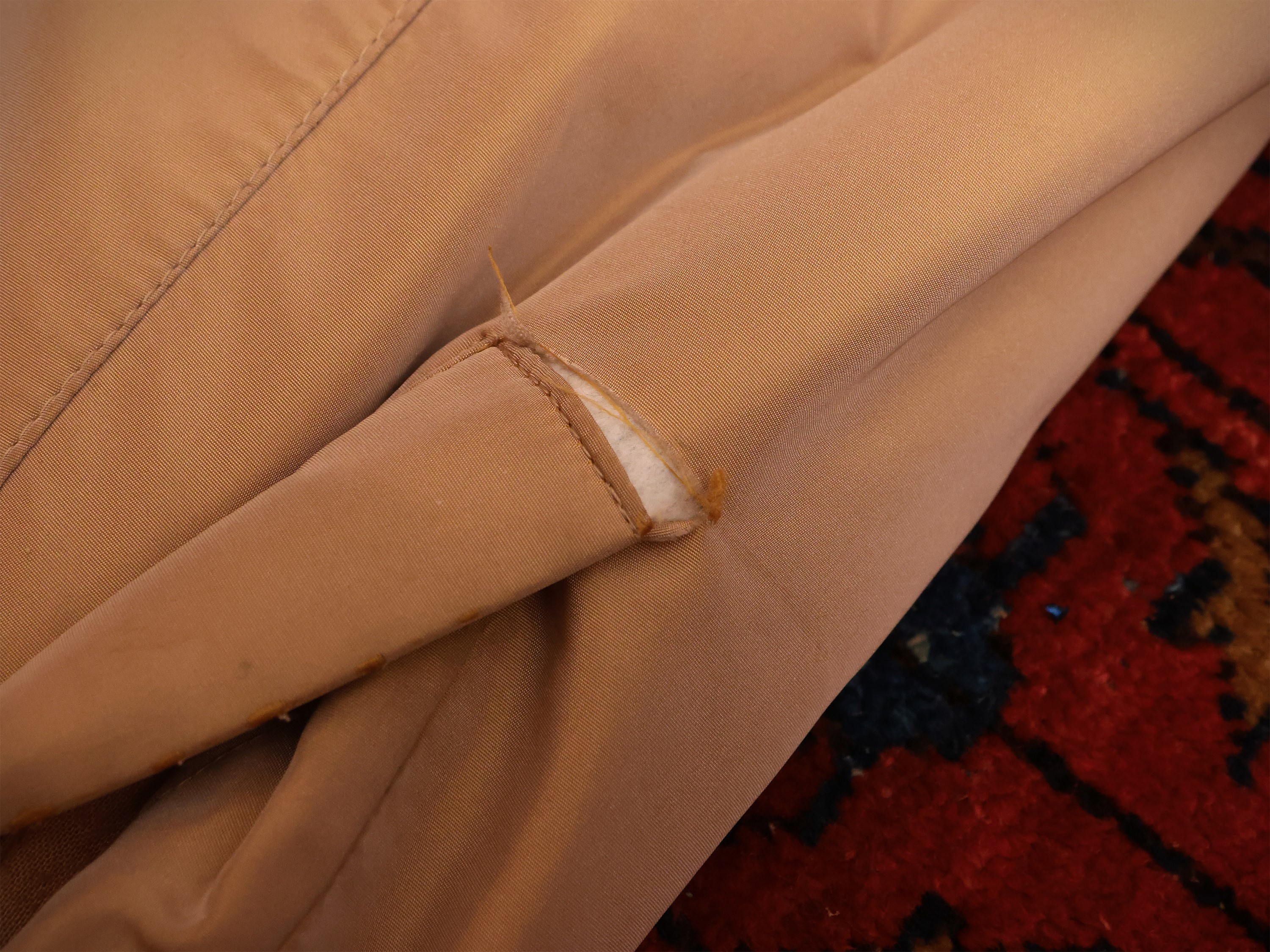 Impermeabile Beige con Collo, Polsi e Bordura in Pelliccia di Visone