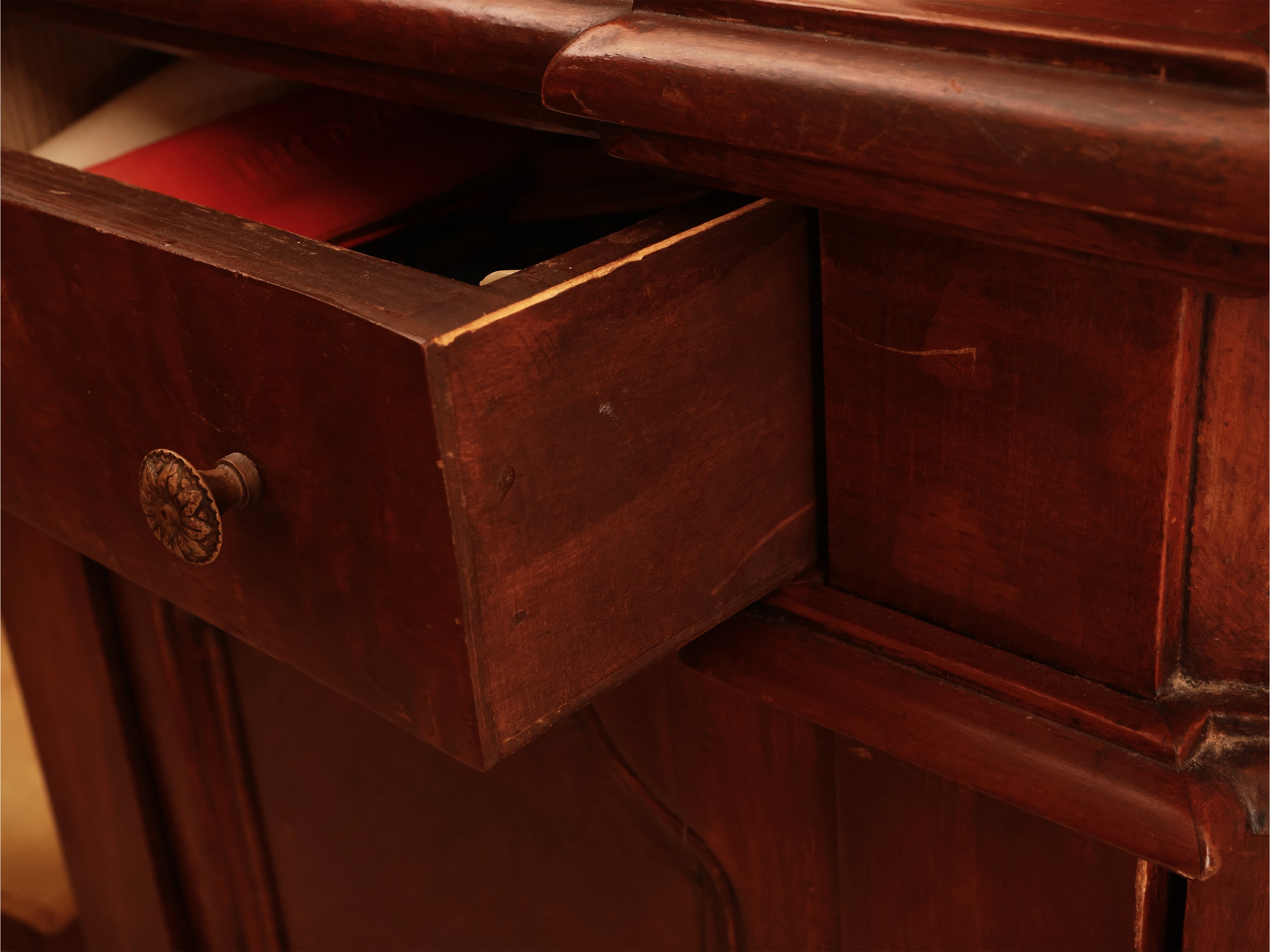 Piccola Credenza in Noce