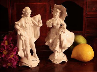 Coppia di Figure in Porcellana Bianca