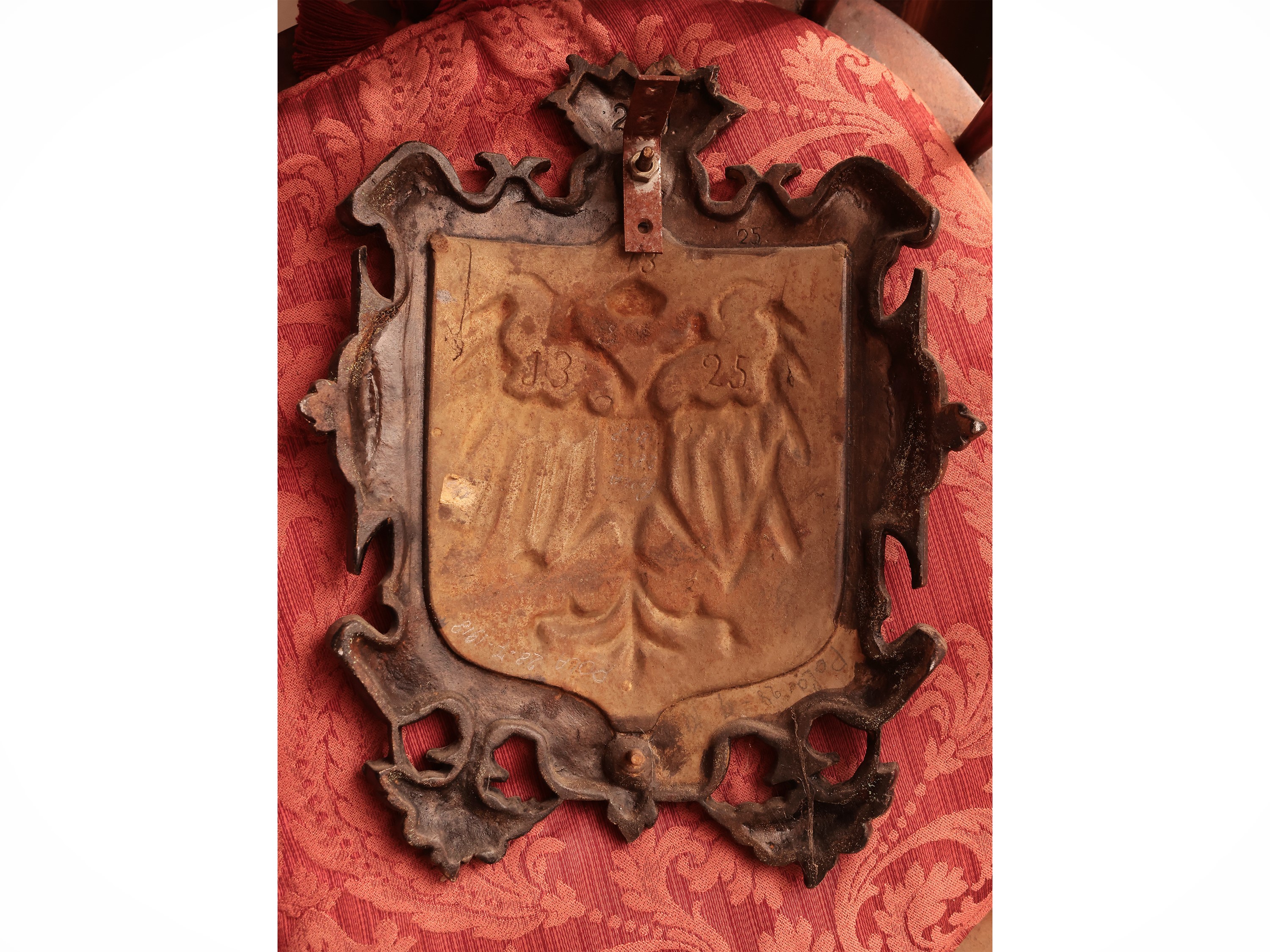 Stemma asburgico in ferro battuto