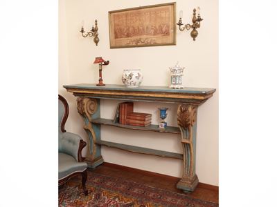 Grande Etagere Console in Legno Intagliato e Laccato