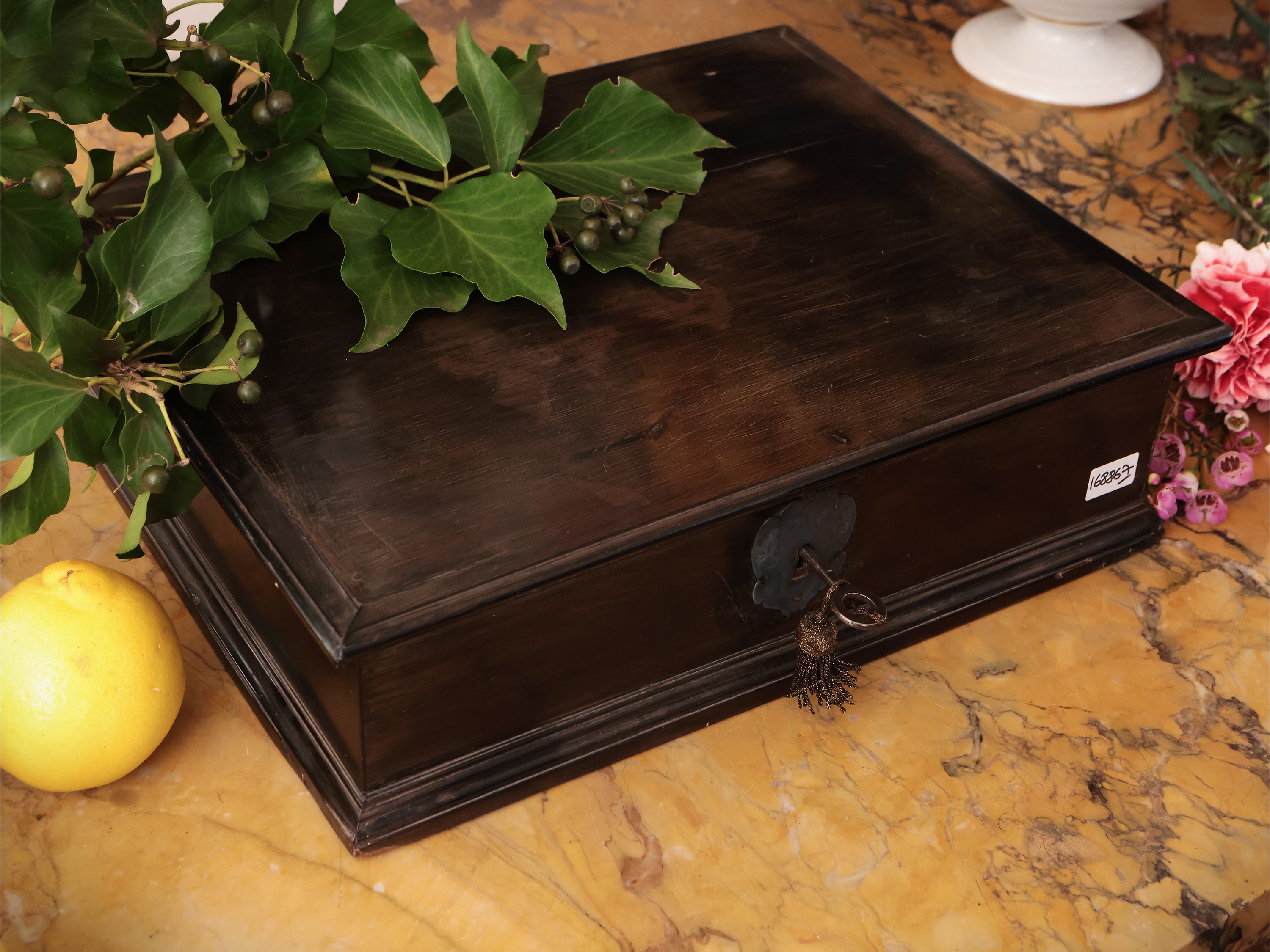 Scrigno in legno ebanizzato