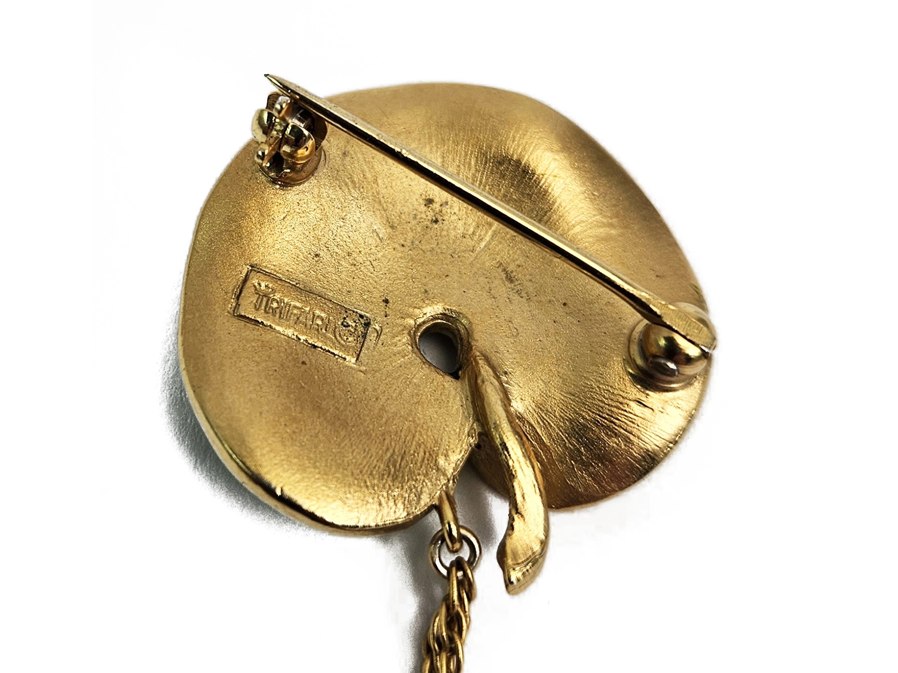 Trifari - Spilla a due elementi in trifarium dorato e smalto verde