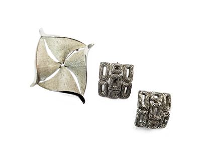 Trifari - Spilla e Orecchini a Clip in Metallo Silver Tone Satinato