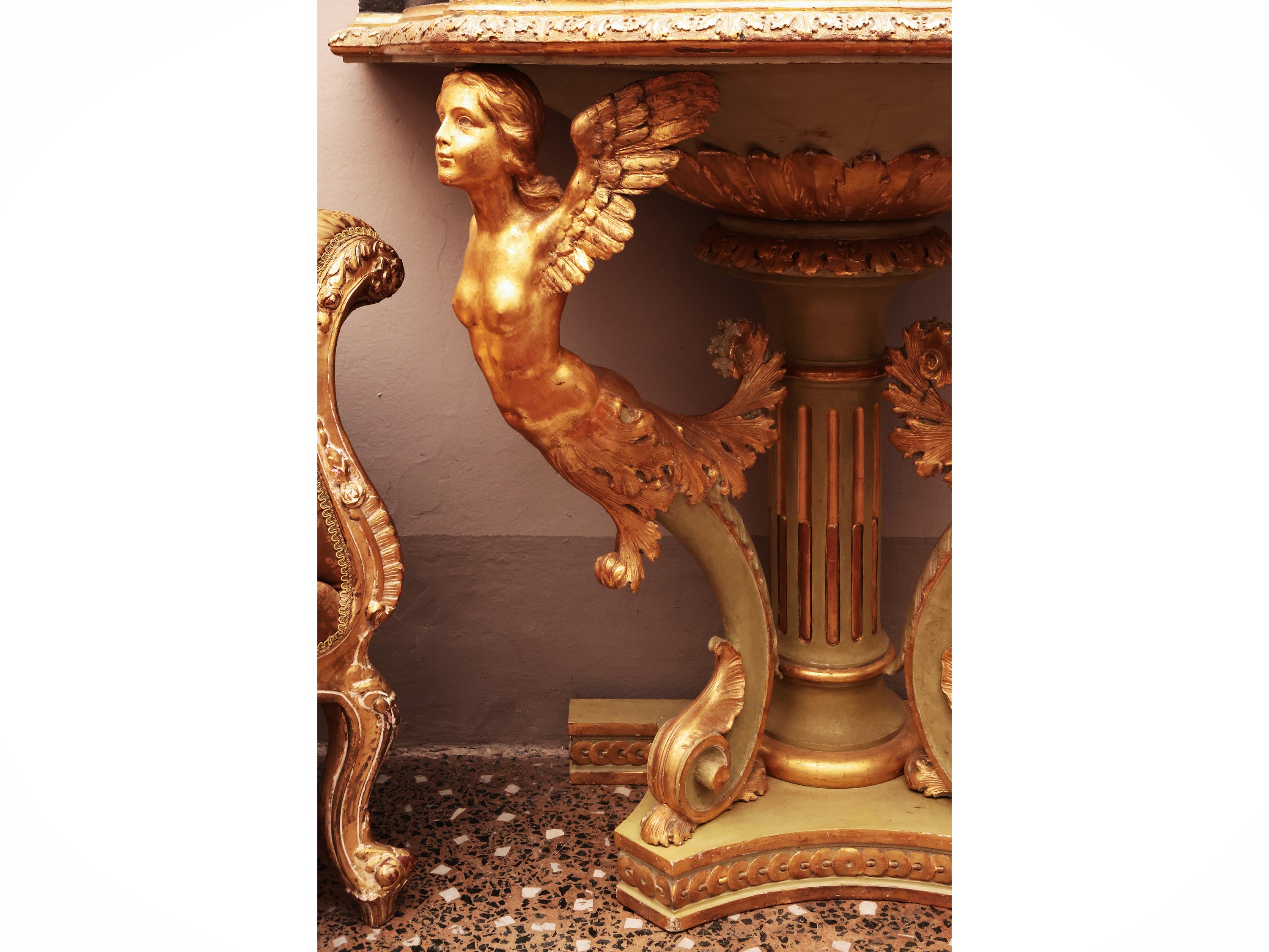 Console in legno intagliato