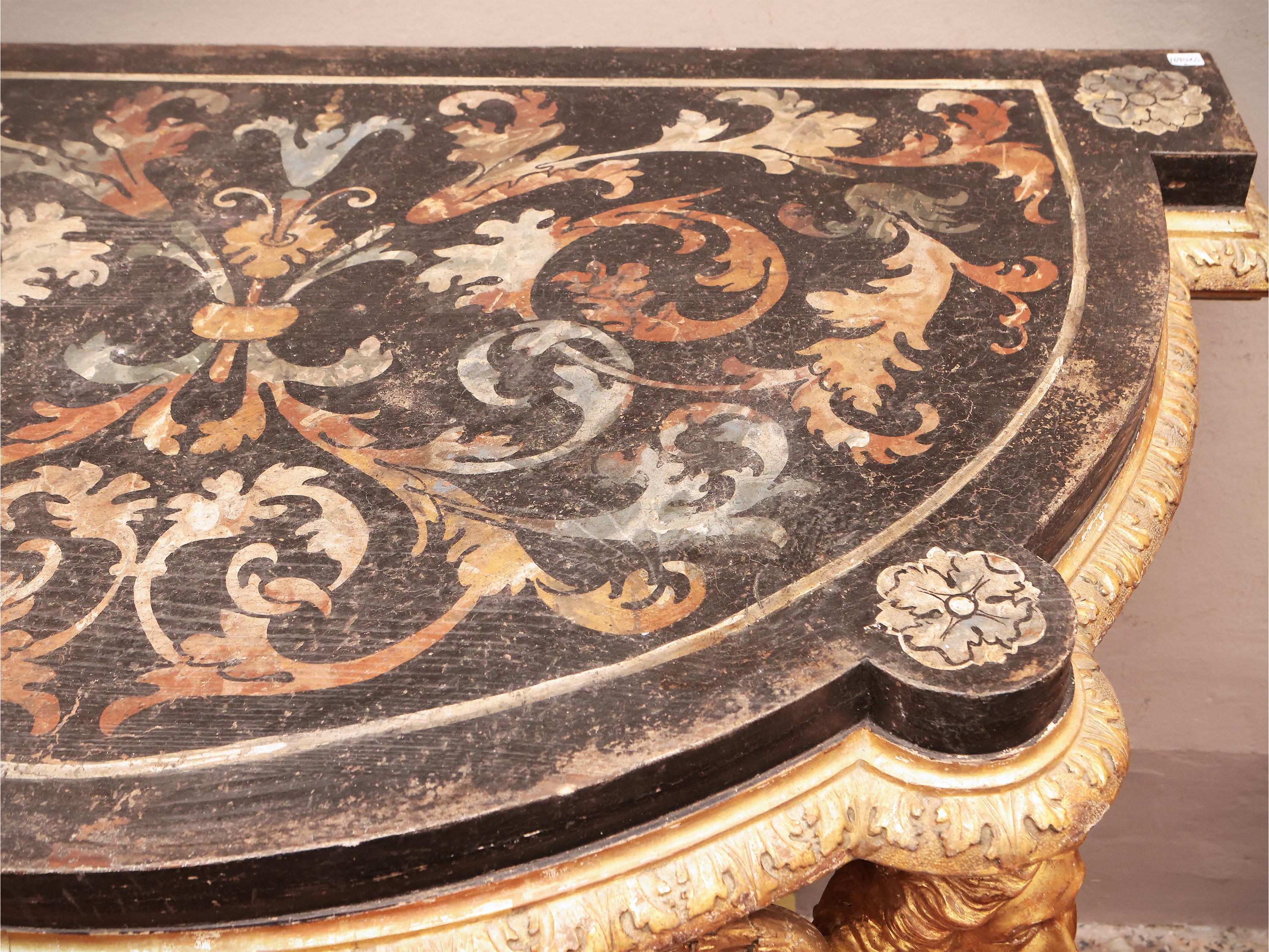 Console in legno intagliato