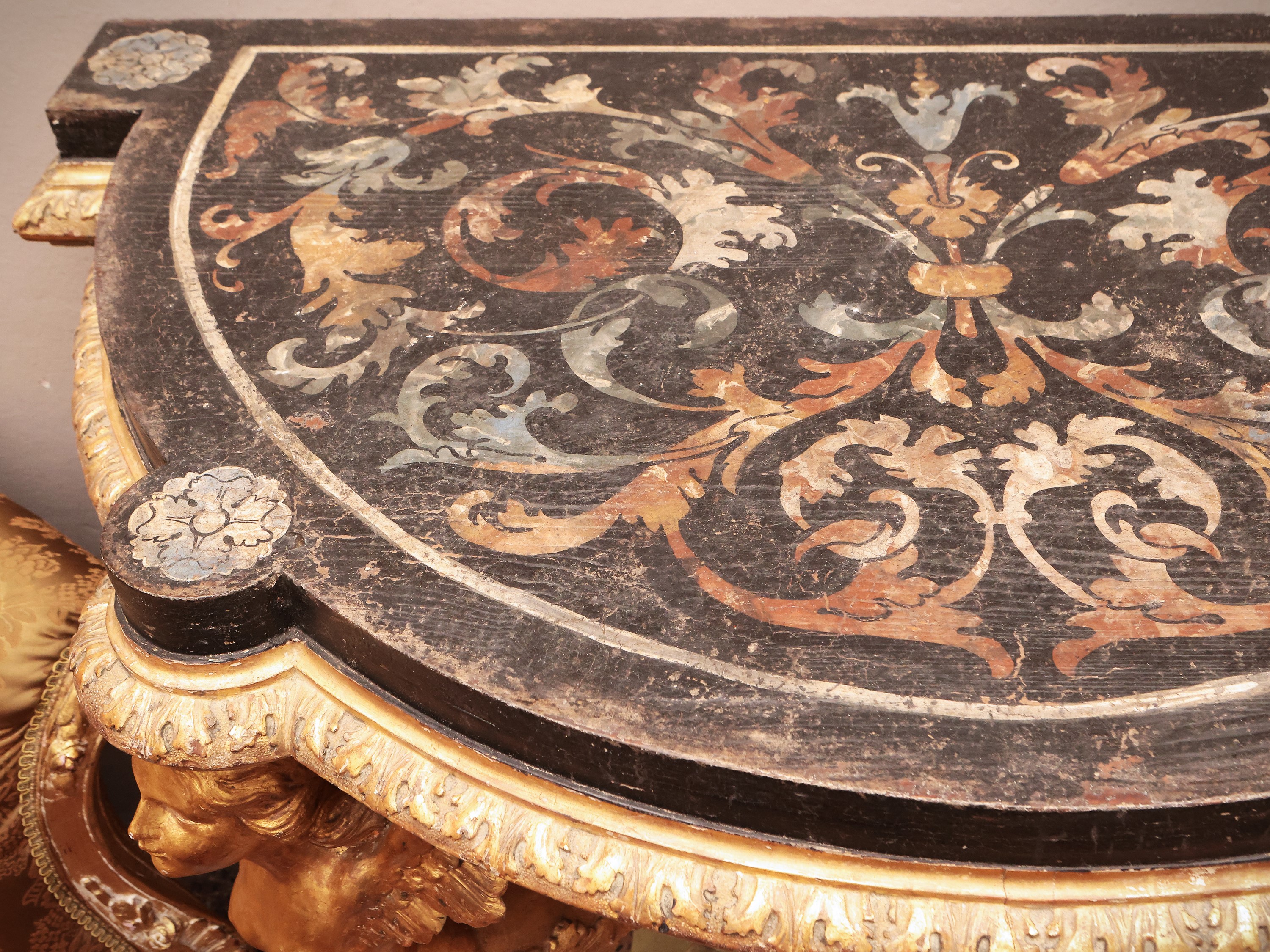 Console in legno intagliato