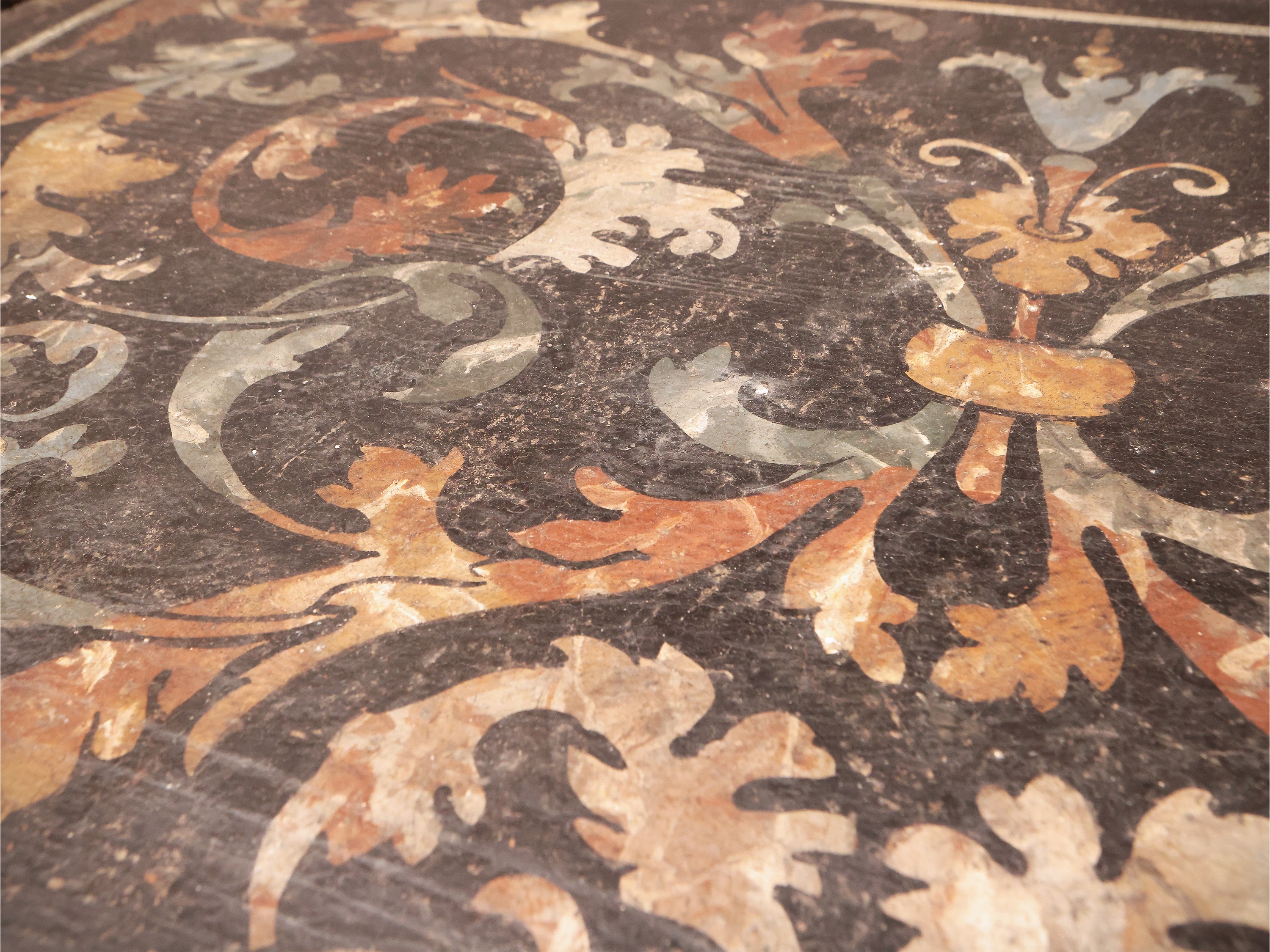 Console in legno intagliato