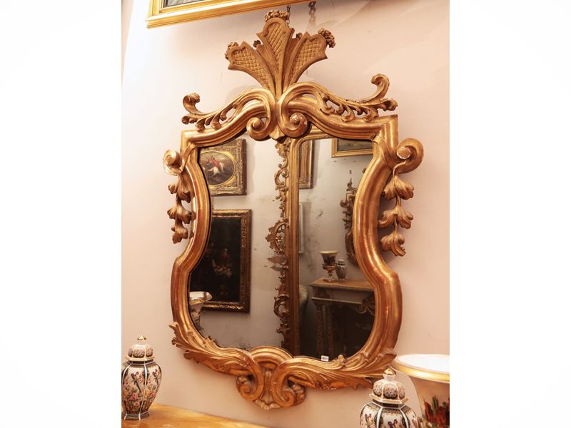 Piccola specchiera a scudo