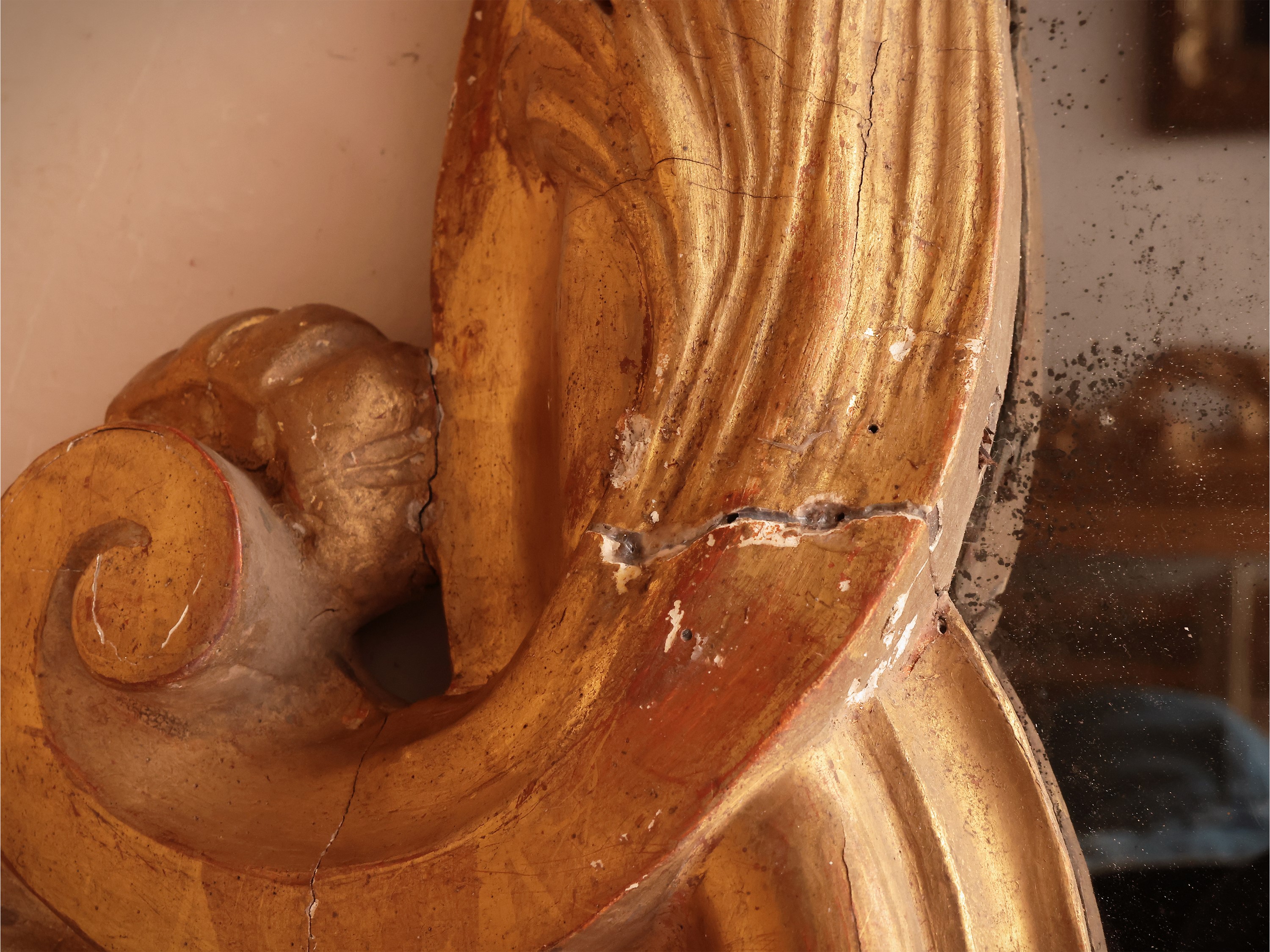 Piccola specchiera a scudo