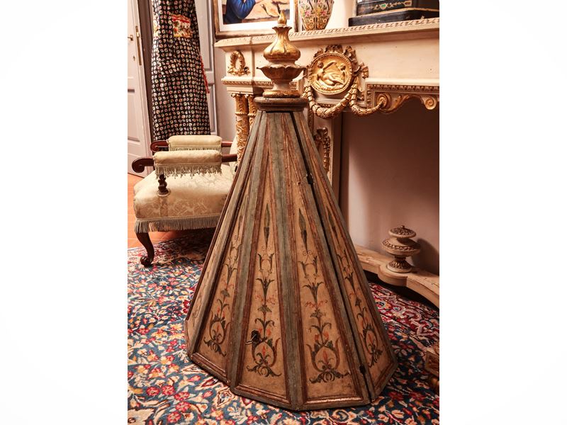 Acquasantiera piramidale in legno laccato