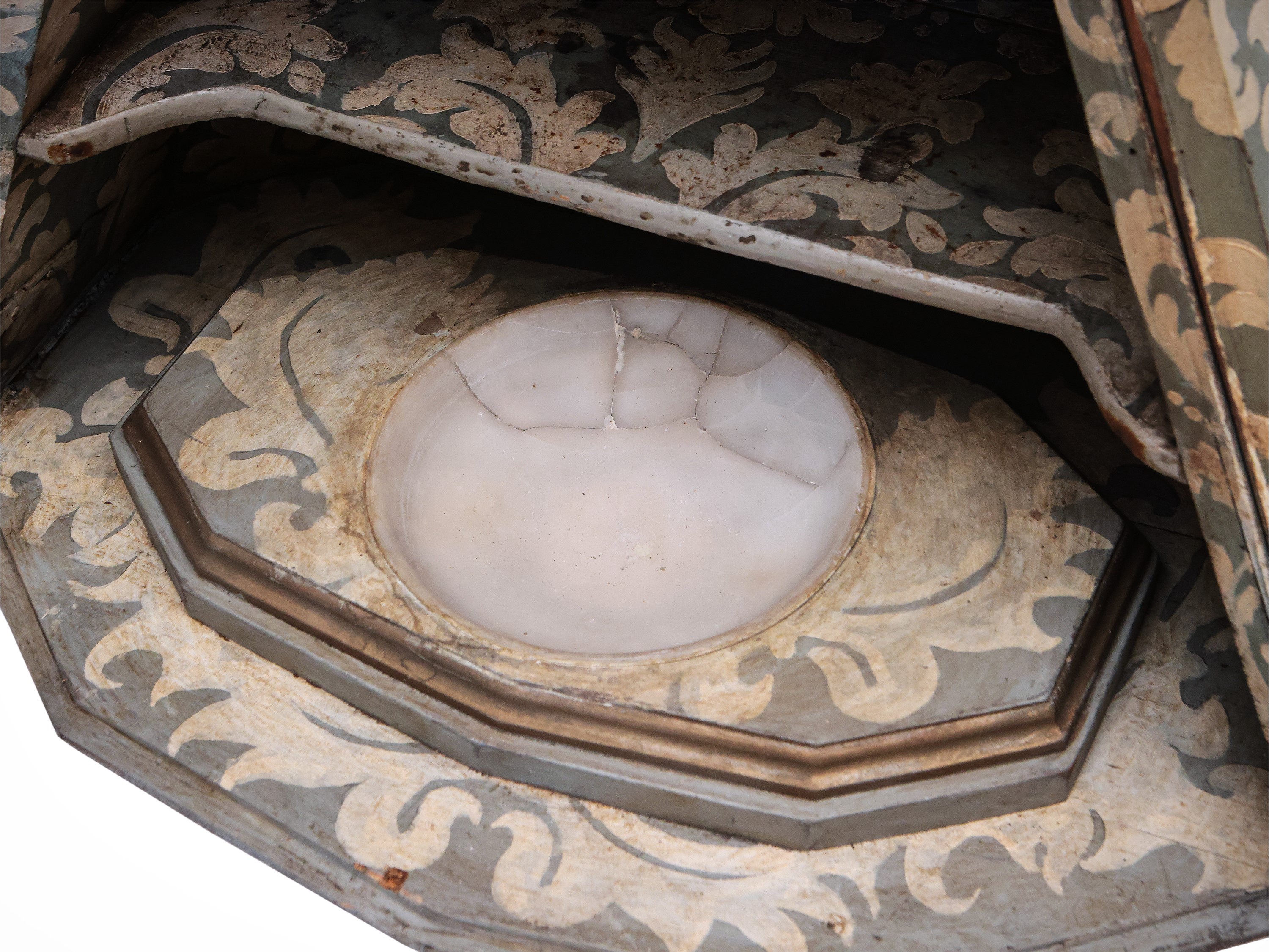 Acquasantiera piramidale in legno laccato