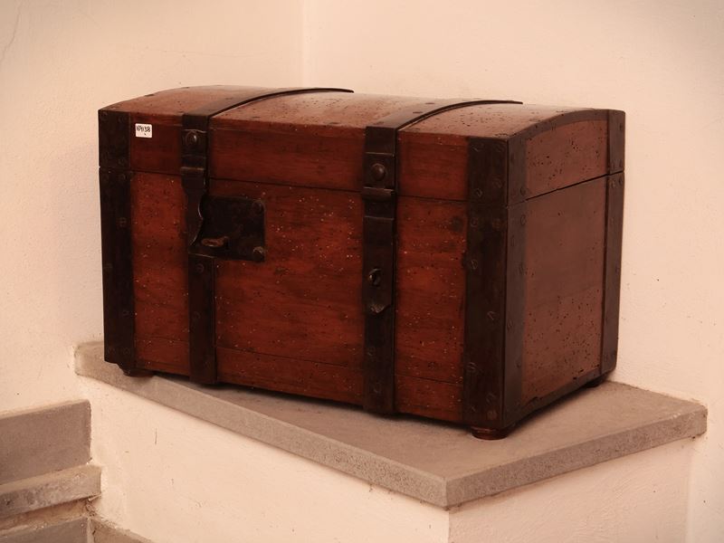 Piccolo forziere in noce